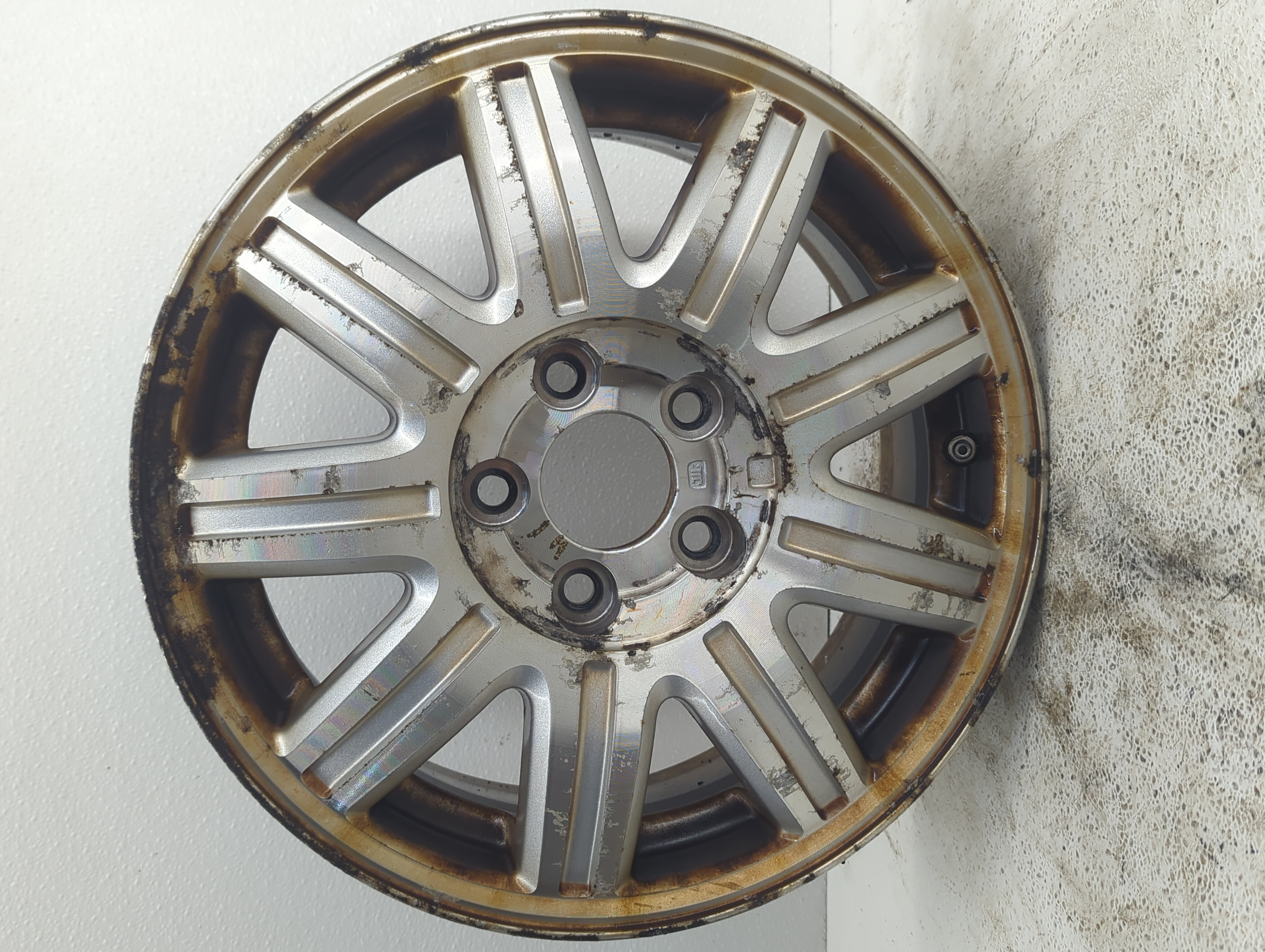 2004-2007 Chrysler Town & Country Wheel Rim Oem 1061895 - Oemusedautoparts1.com