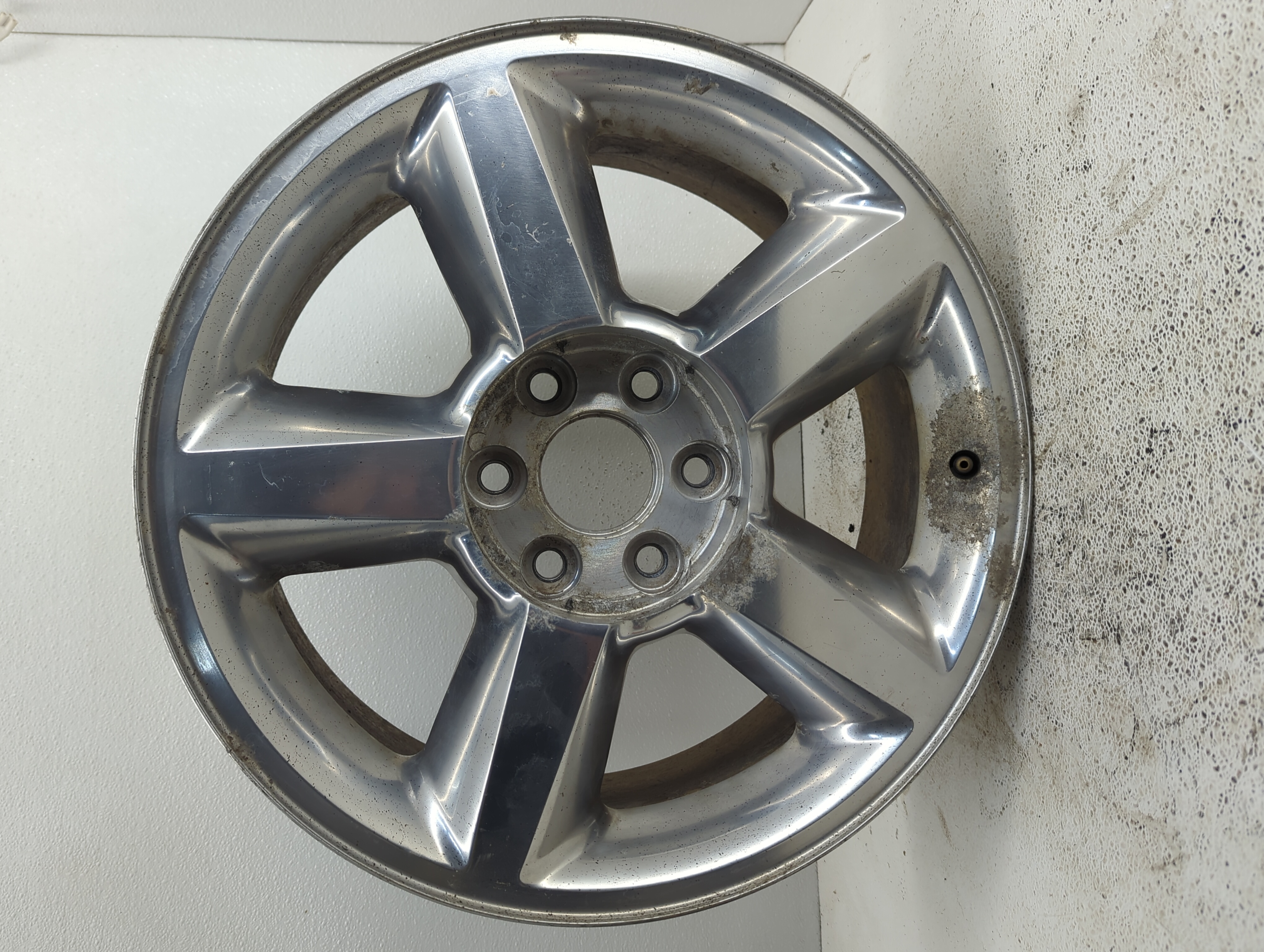 Picture of Chevrolet Suburban Wheel Rim Oem 1066517