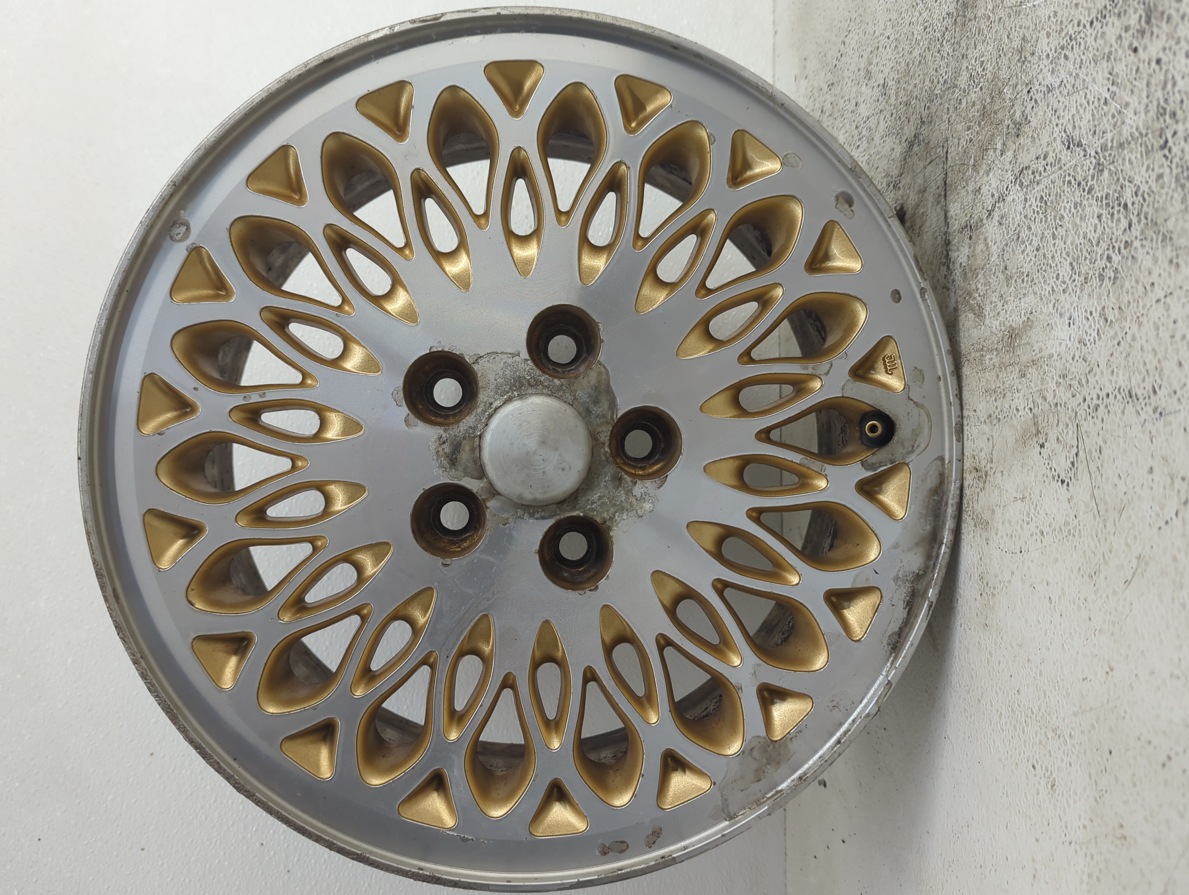 Picture of 1996-1997 Chrysler Town & Country Wheel Rim Oem 1072457