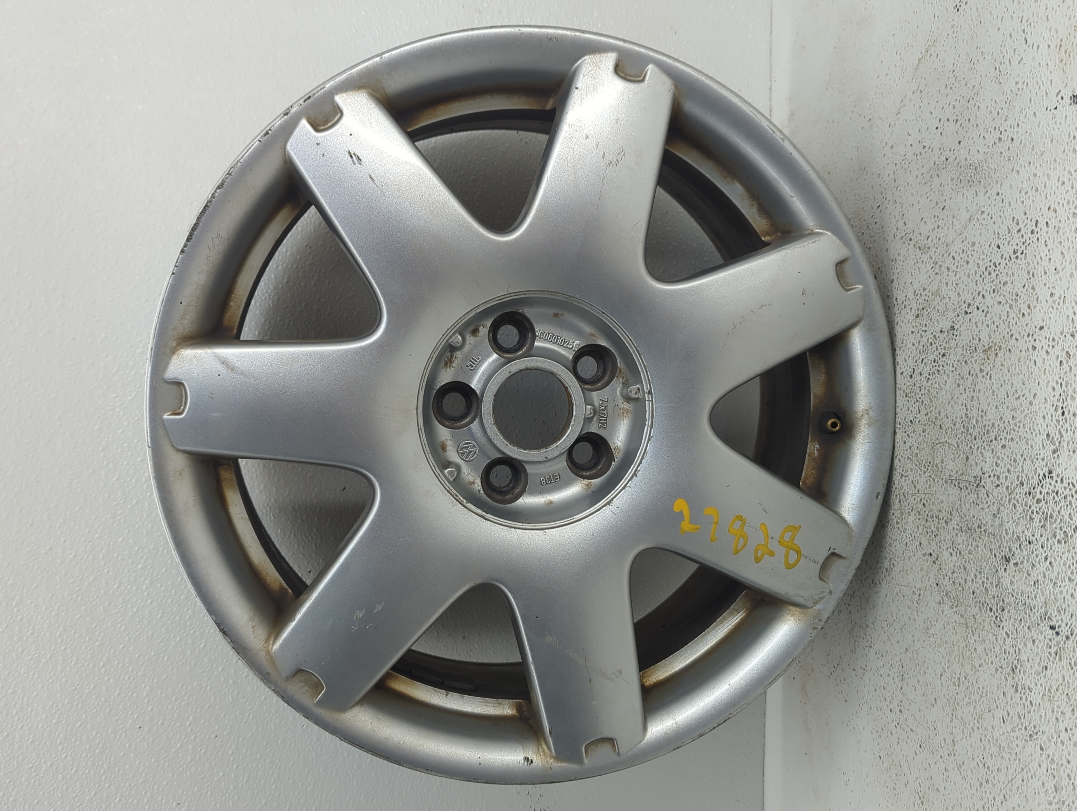 2001-2005 Volkswagen Beetle Wheel Rim Oem 1074548 - Oemusedautoparts1.com