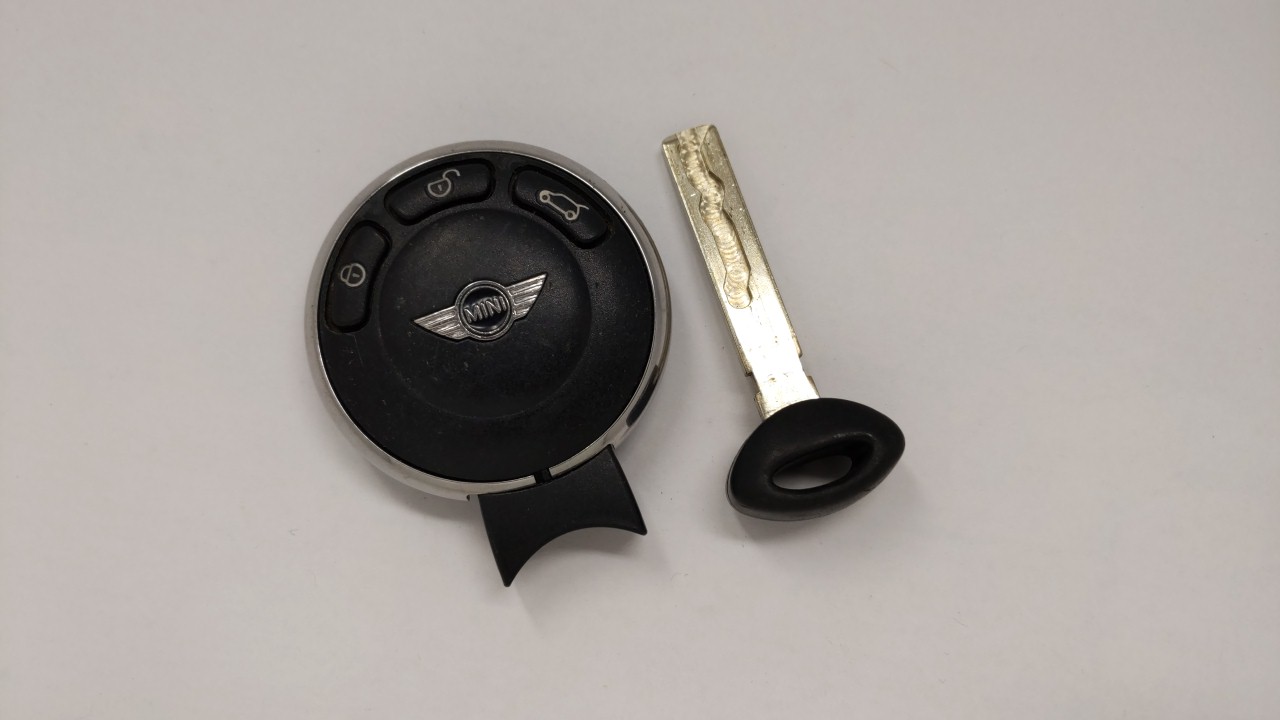 Picture of Mini Keyless Entry Remote Fob Iyzkeyr5602 3 456 368-02 3 Buttons 109034