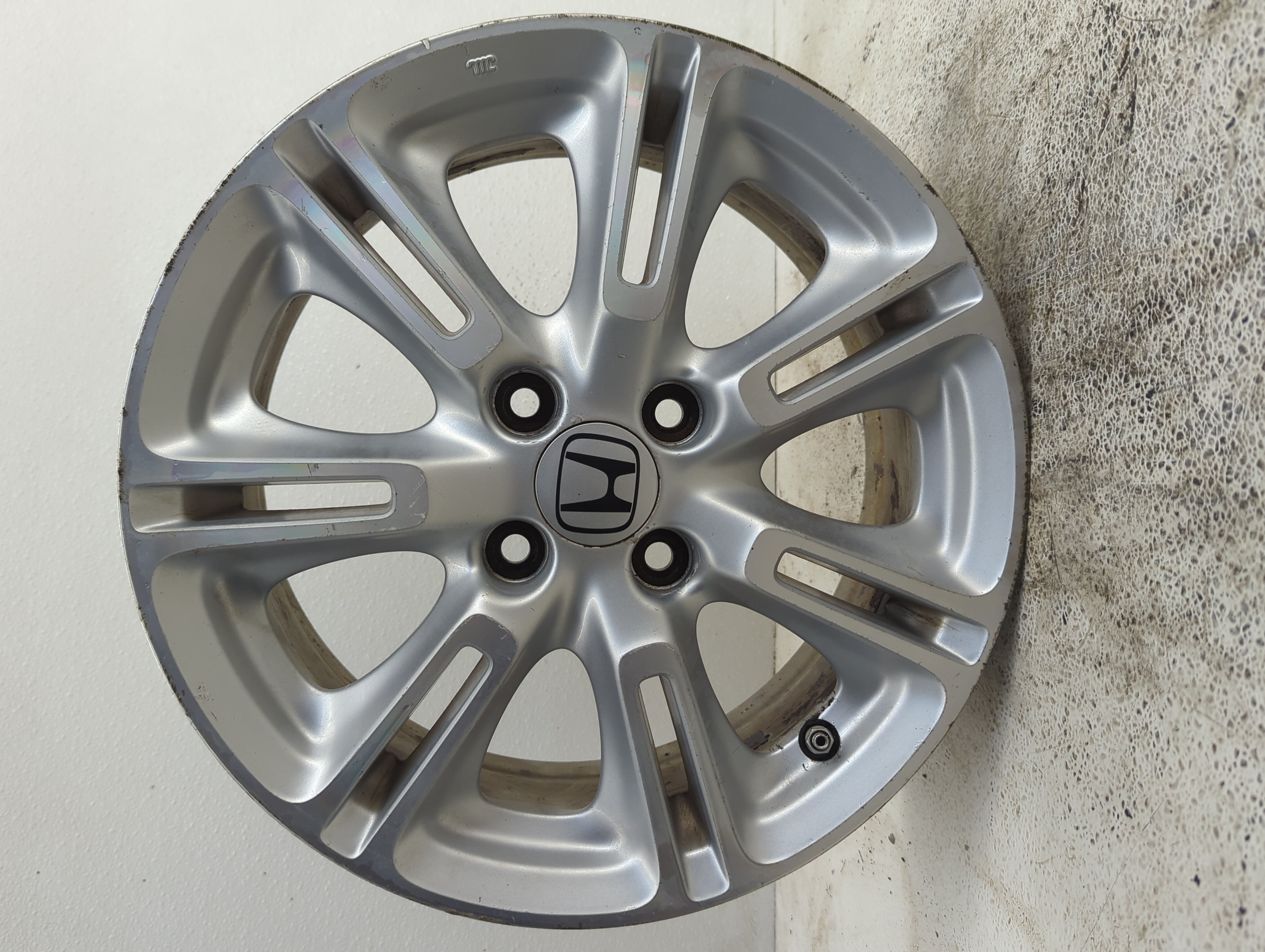 Picture of 2010-2011 Honda Insight Wheel Rim Oem 1105373