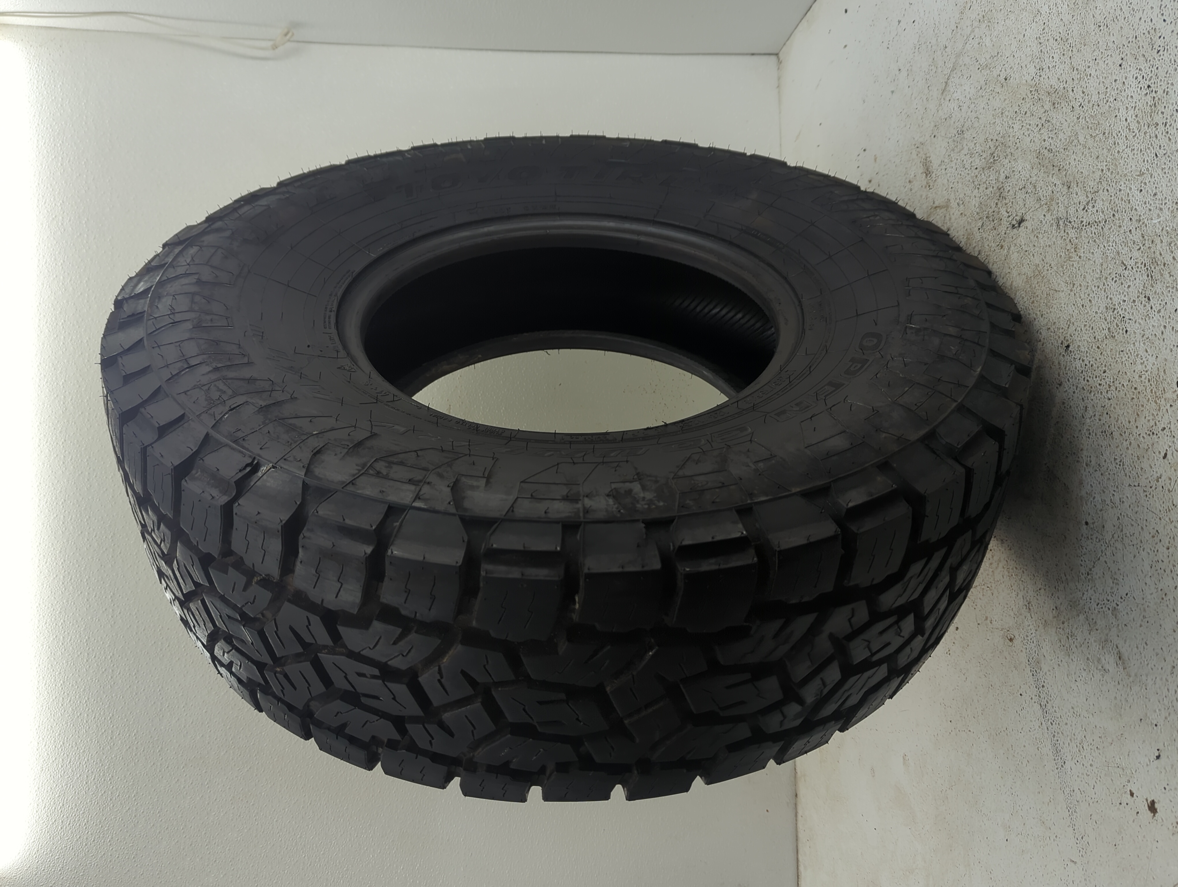 Used Tire LT295/75R16 TOYO TIRES OPEN COUNTRY A/T 128/125R - Tread Depth 14/32 - Oemusedautoparts1.com