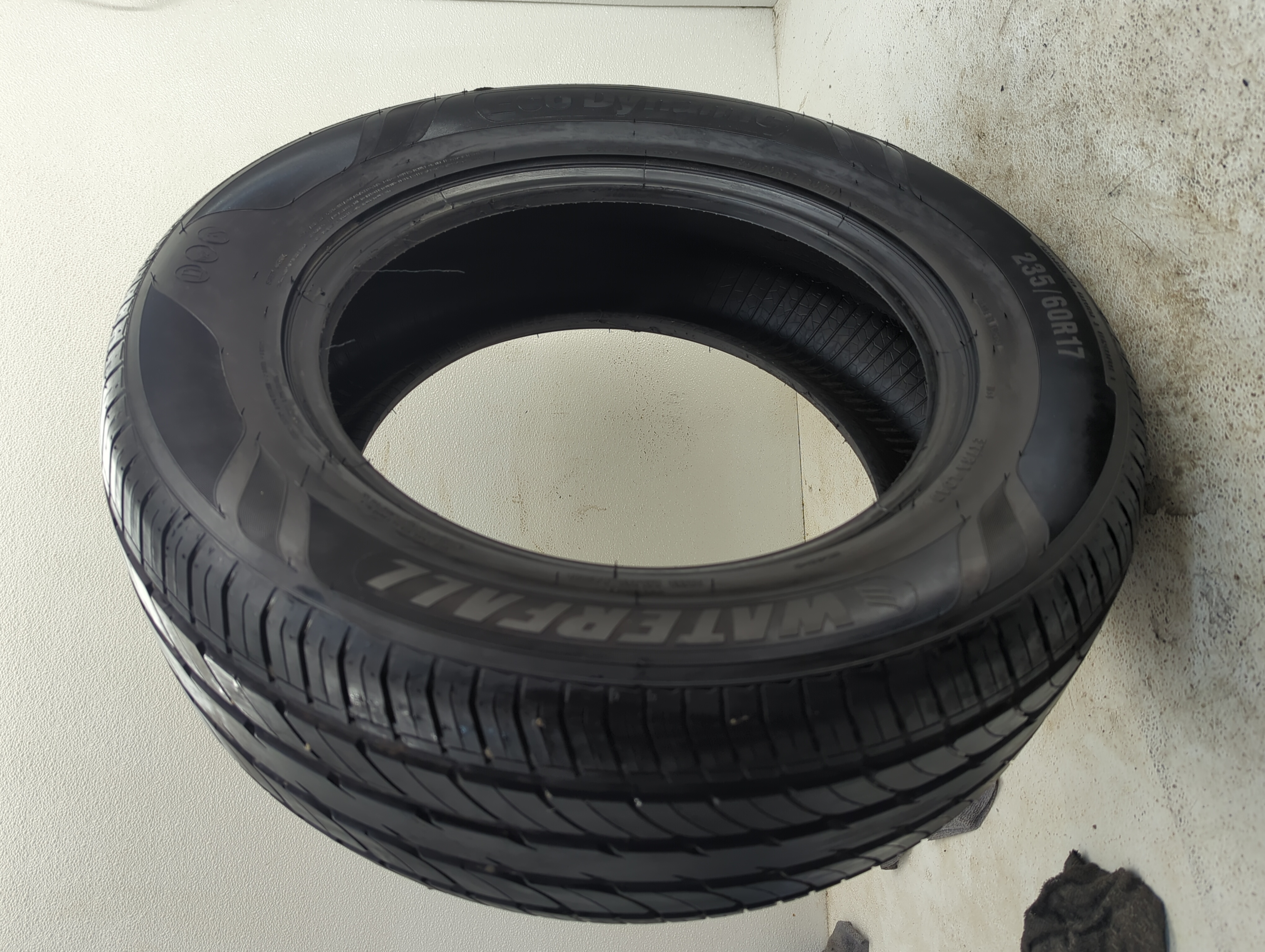 Used Tire 235/60R17 WATERFALL ECO DYNAMIC 106H - Tread Depth 9/32 - Oemusedautoparts1.com