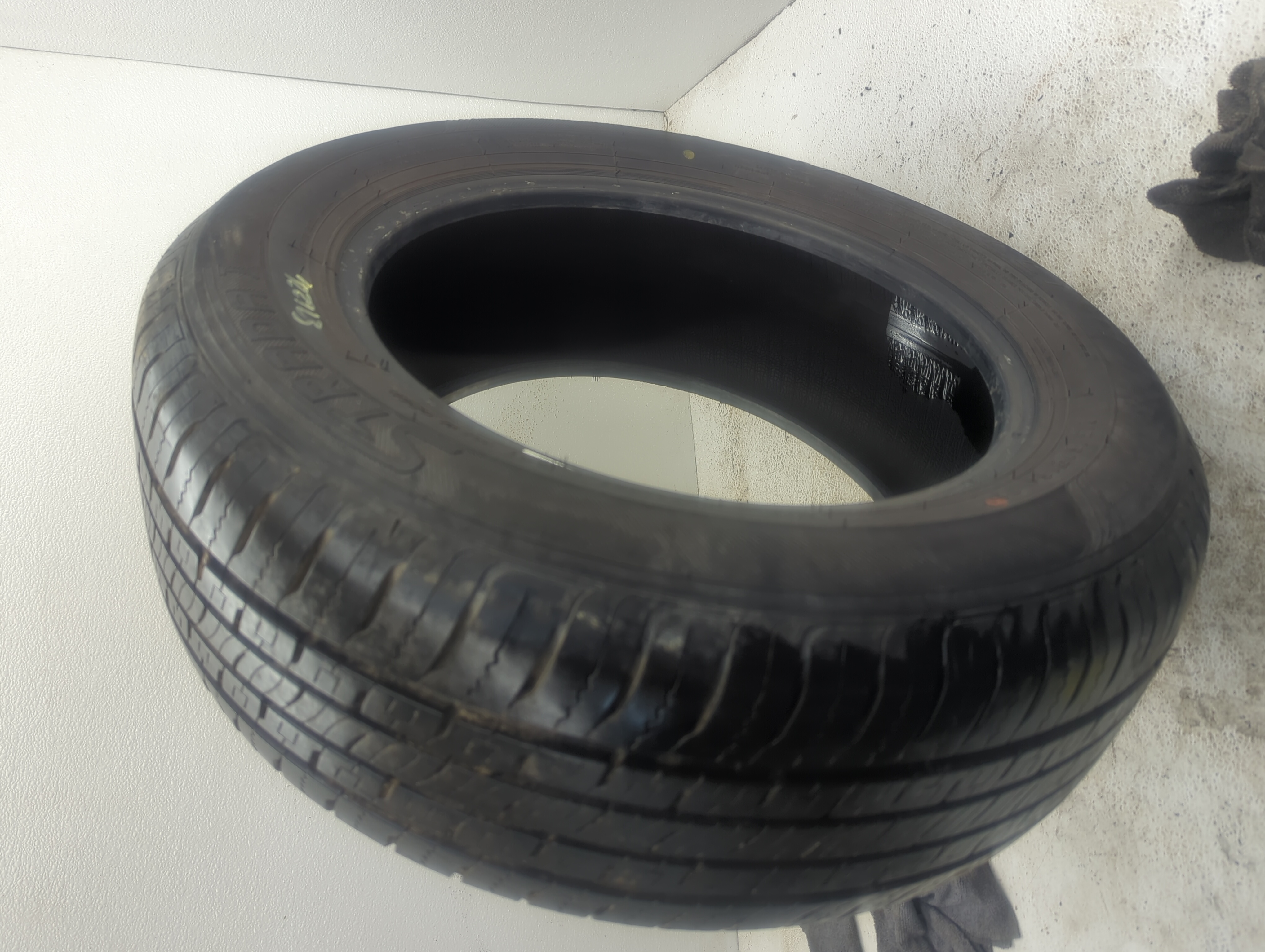 Picture of Used Tire 215/60R16 VERCELLI STRADA I 95V - Tread Depth 8/32