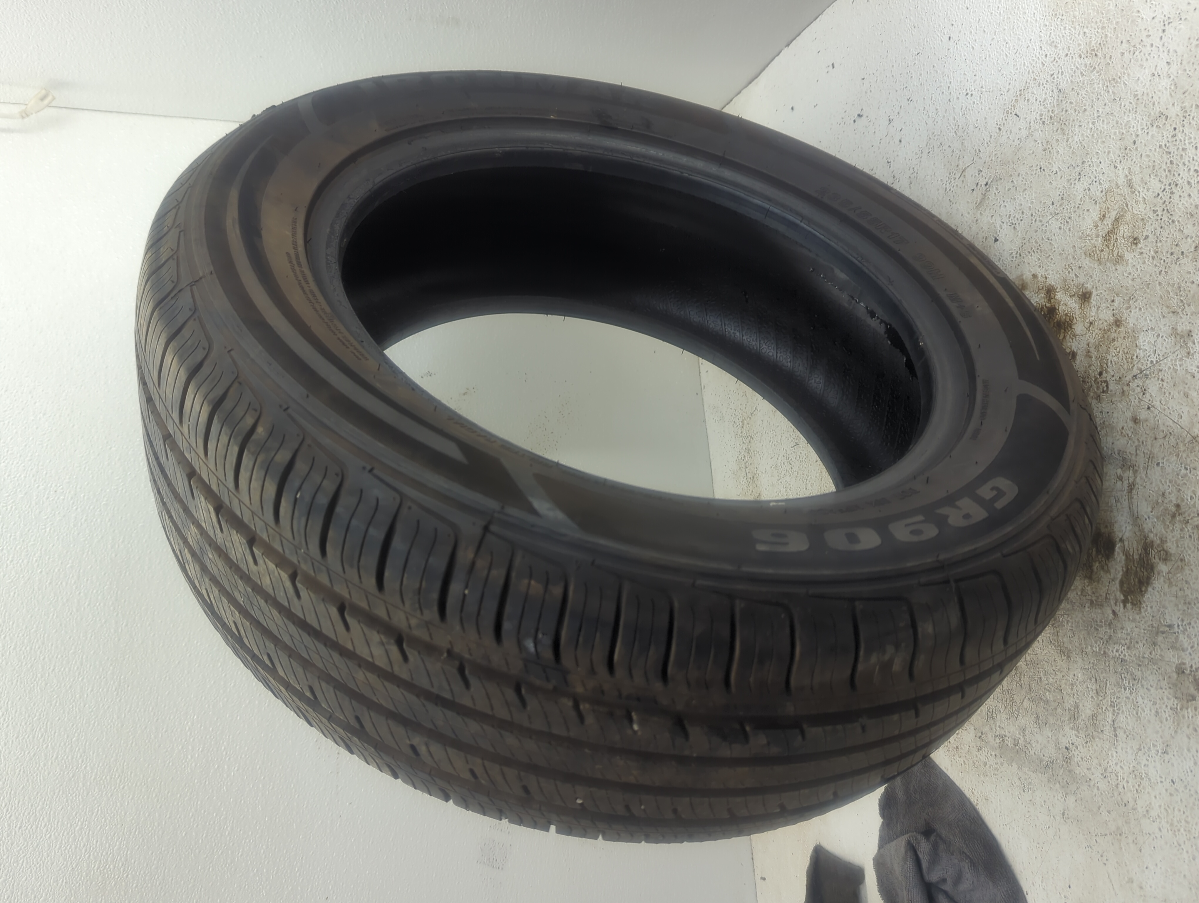 Picture of Used Tire 235/55R17 IRONMAN GR906 99H - Tread Depth 8/32