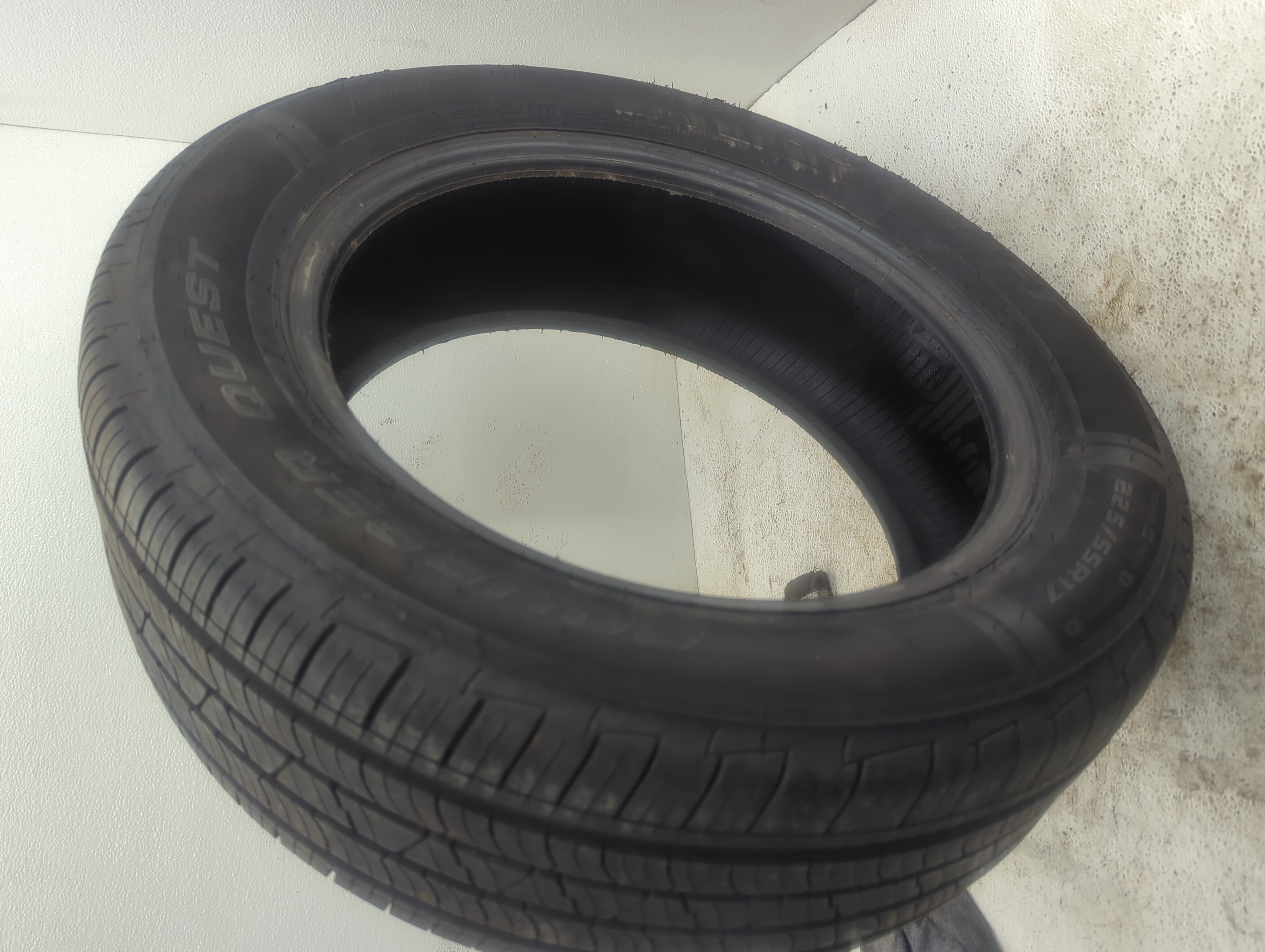 Picture of Used Tire 225/55R17 MASTERCRAFT COURSER QUEST 97V - Tread Depth 8/32