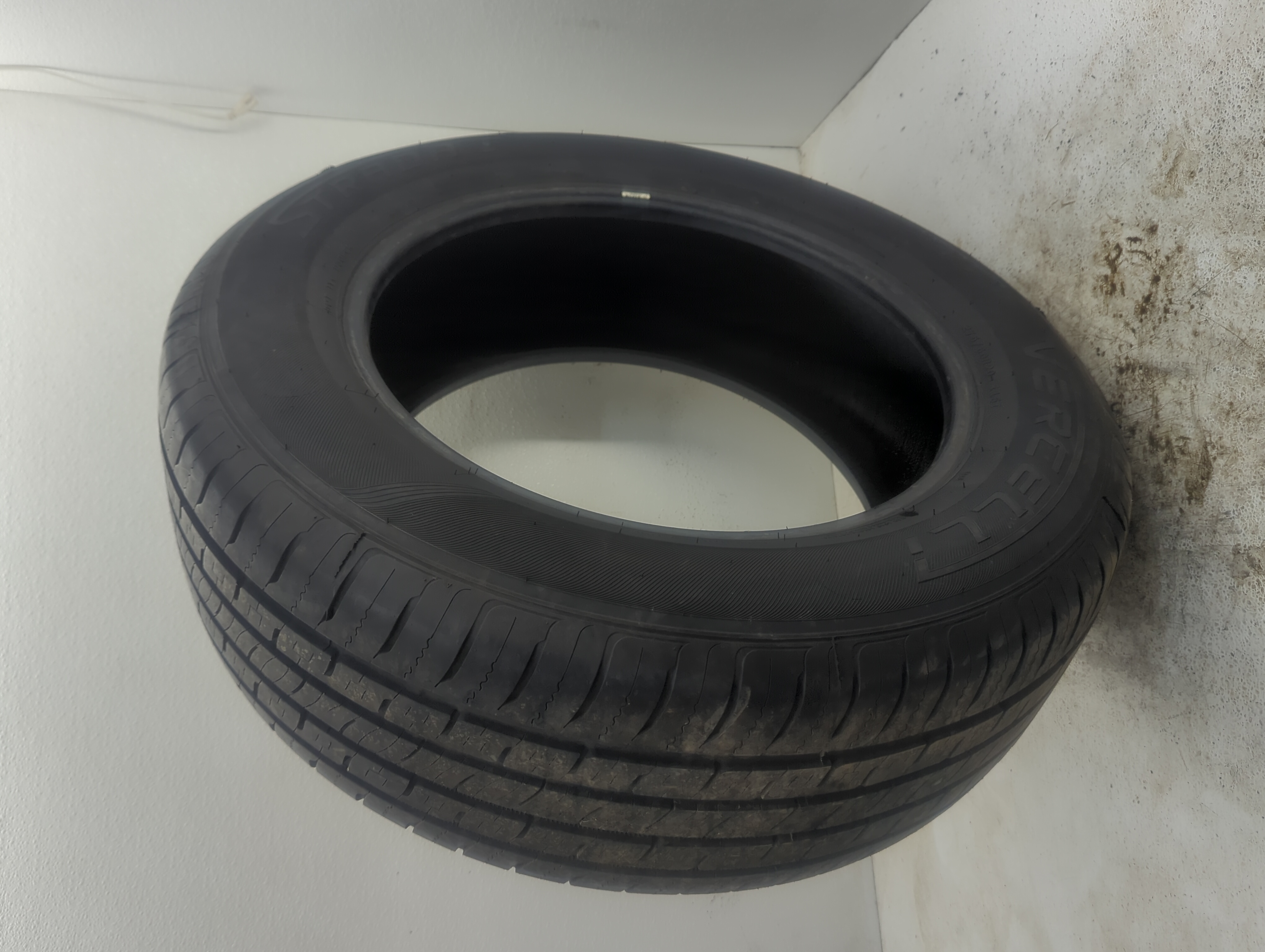 Picture of Used Tire 275/60R20 VERCELLI STRADA 115T - Tread Depth 7/32