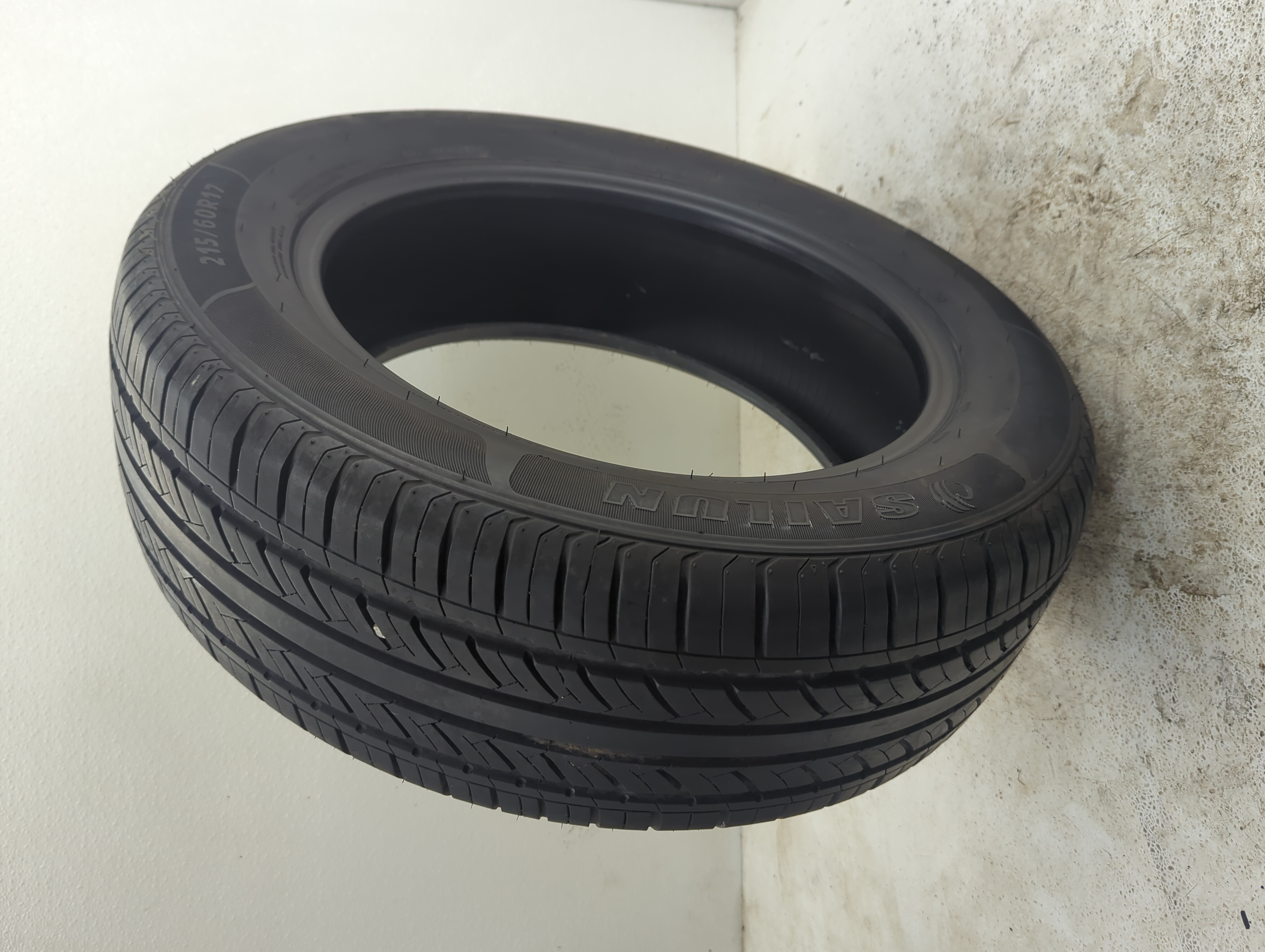 Used Tire 215/60/17 SAILUN ATREZZO SH406 96T - Tread Depth 7/32 - Oemusedautoparts1.com