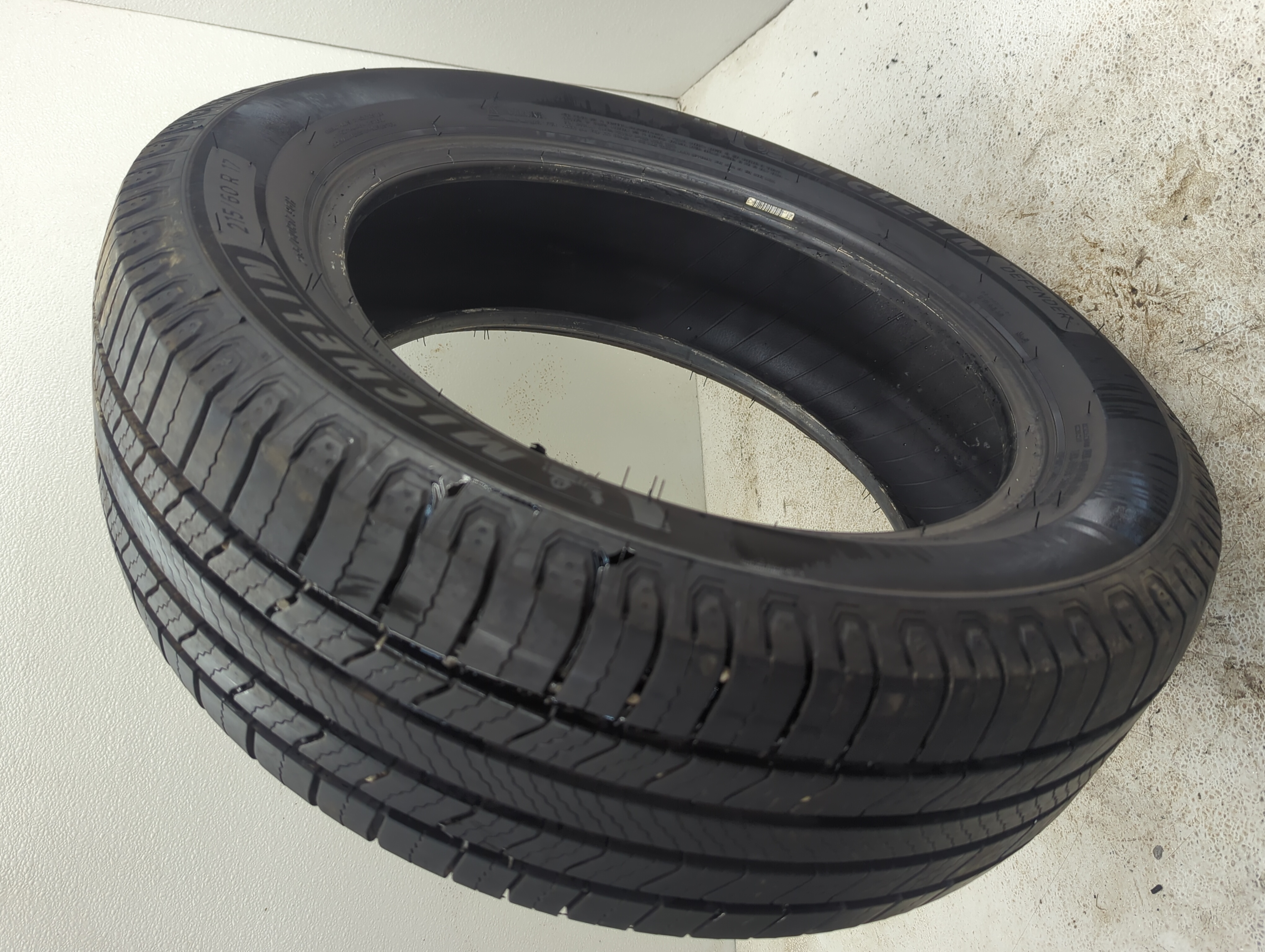 Used Tire 216/60R17 MICHELIN DEFENDER 96H - Tread Depth 7.5/32 - Oemusedautoparts1.com