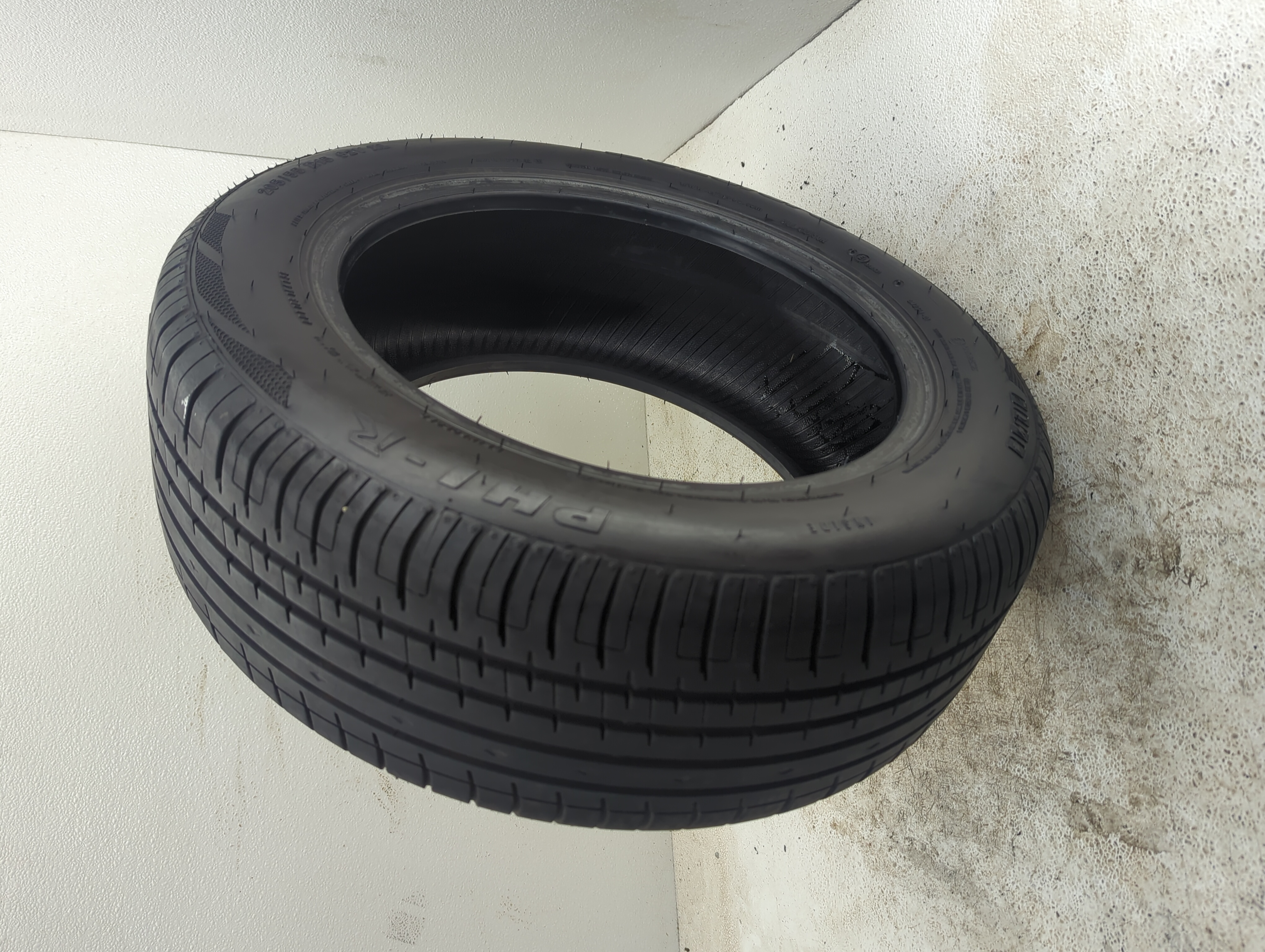 Used Tire 205/55R15 ACCEIERA PHI-R 92V - Tread Depth 8.5/32 - Oemusedautoparts1.com