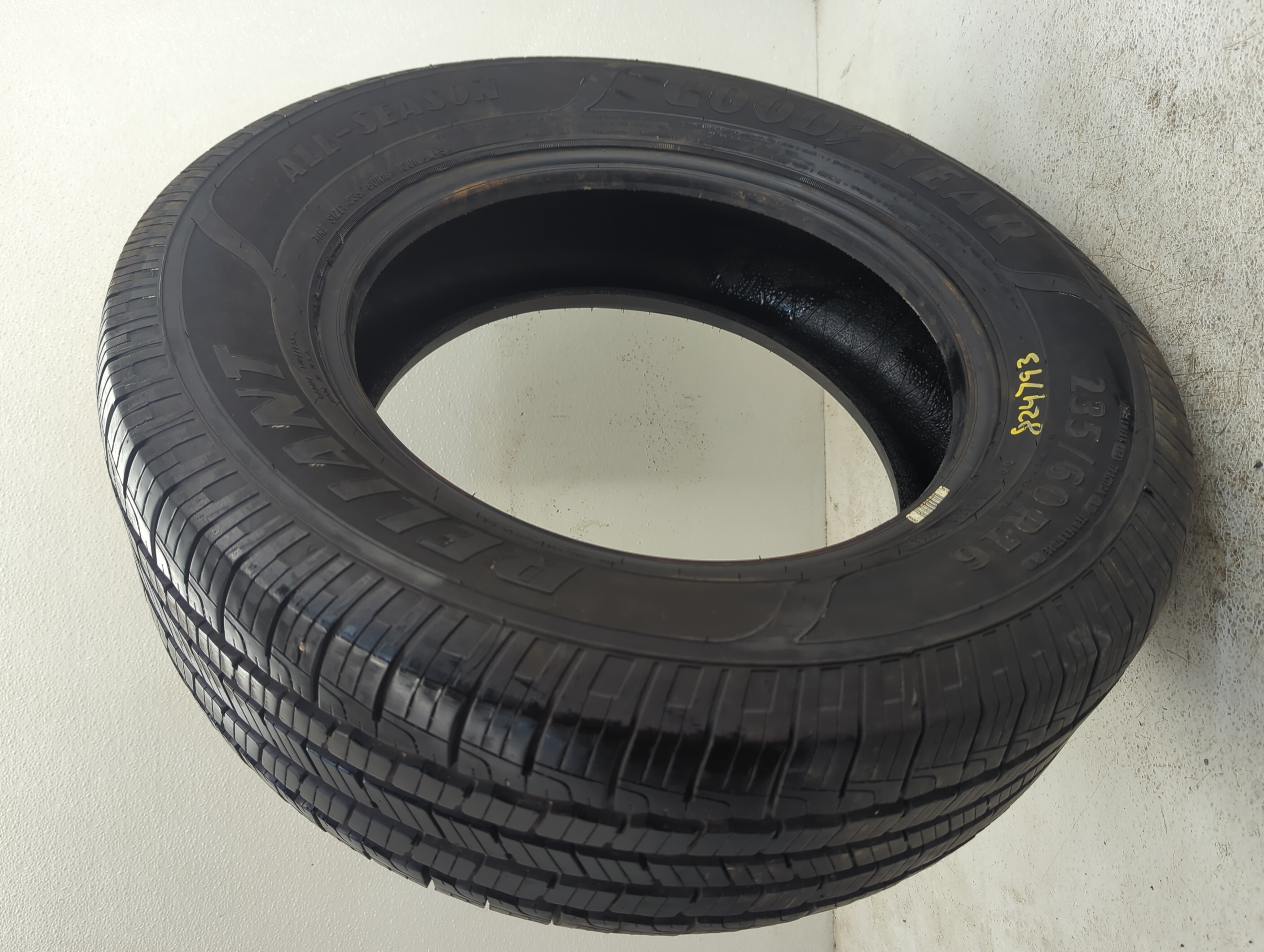 Used Tire 235/60R16 GOODYEAR RELIANT 100H - Tread Depth 9.5/32 - Oemusedautoparts1.com