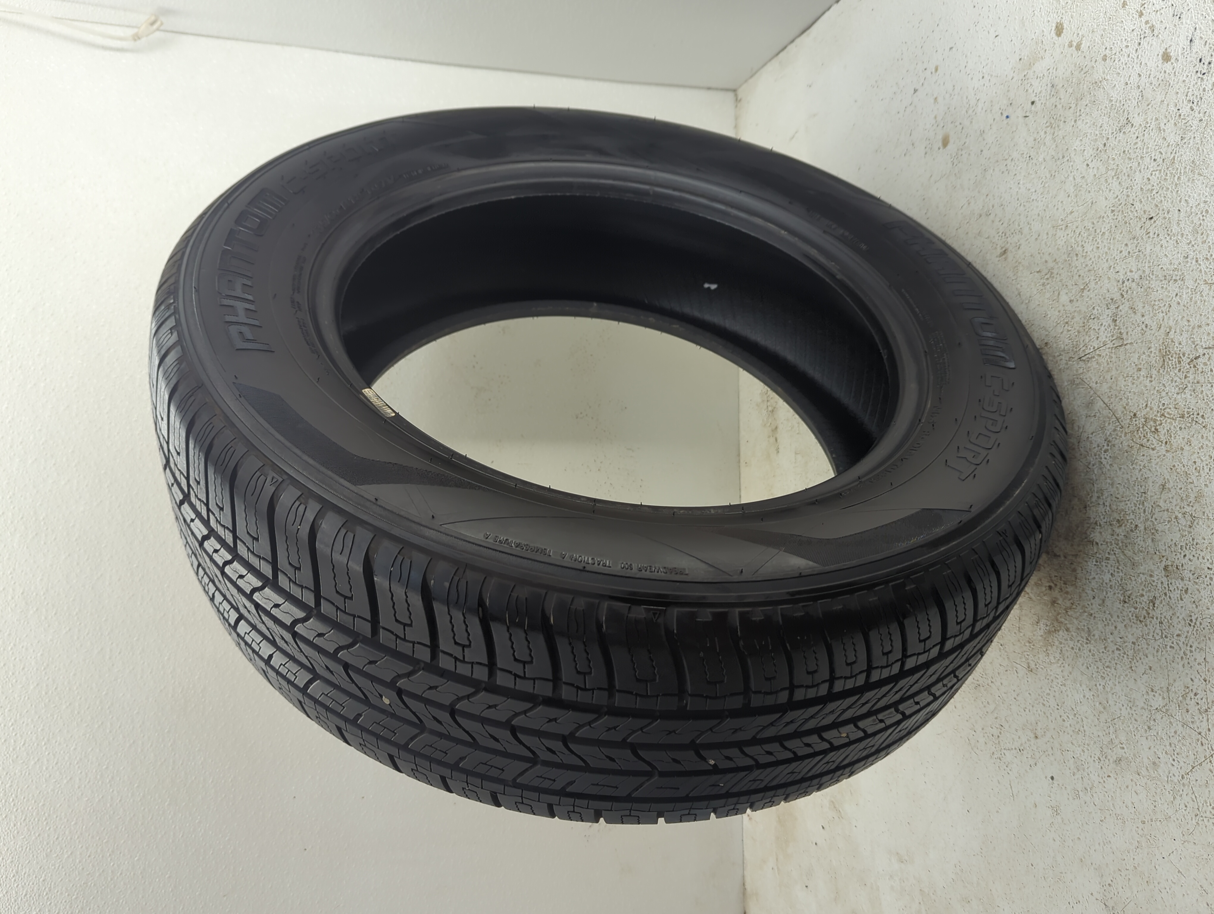 Picture of Used Tire 235/60R18 PHANTOM C-SPORT 107V - Tread Depth 10/32