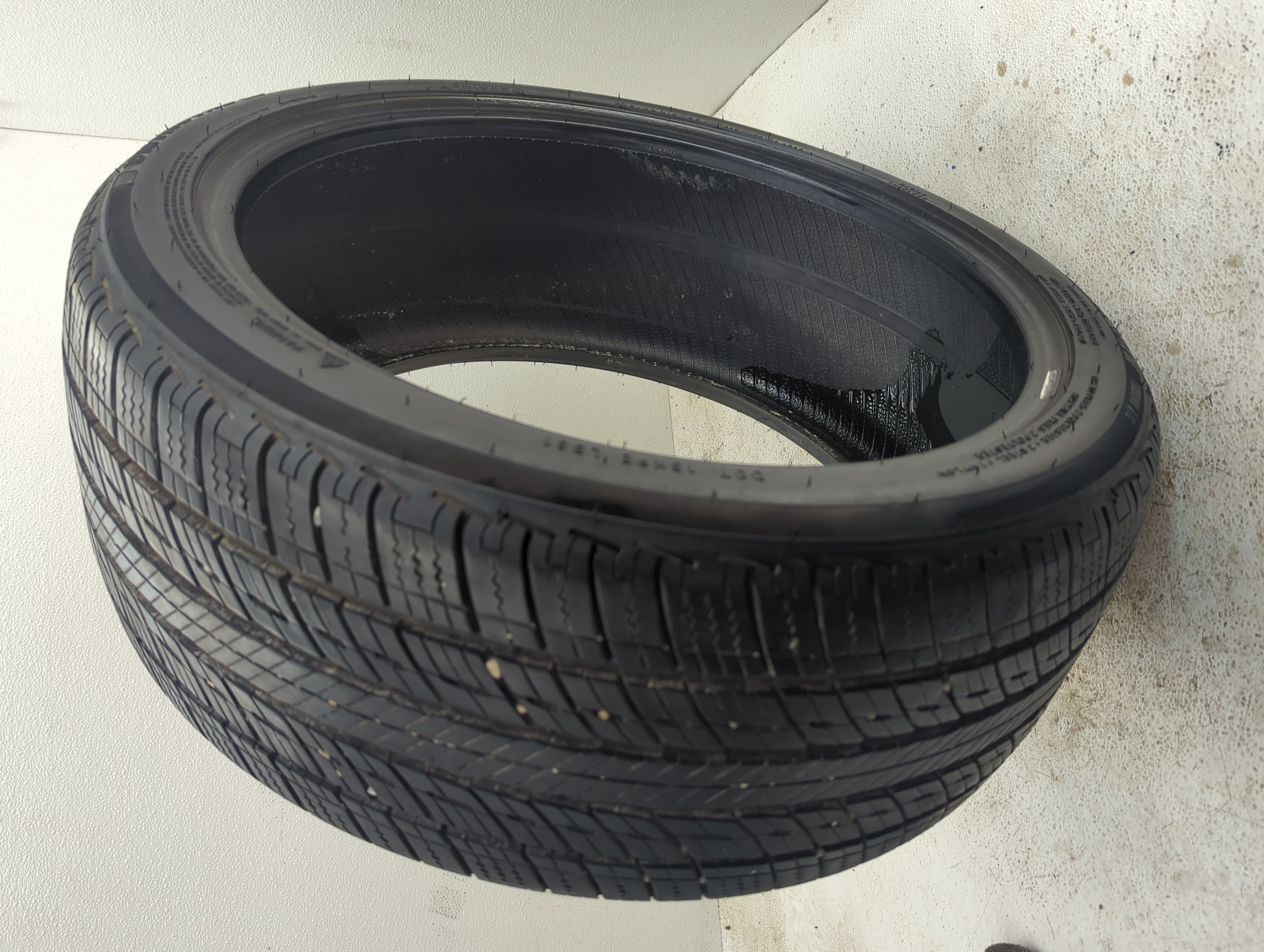 Used Tire 235/40R19 UNIROYAL TIGER PAW TOURING A/S 96V - Tread Depth 9.5/32 - Oemusedautoparts1.com