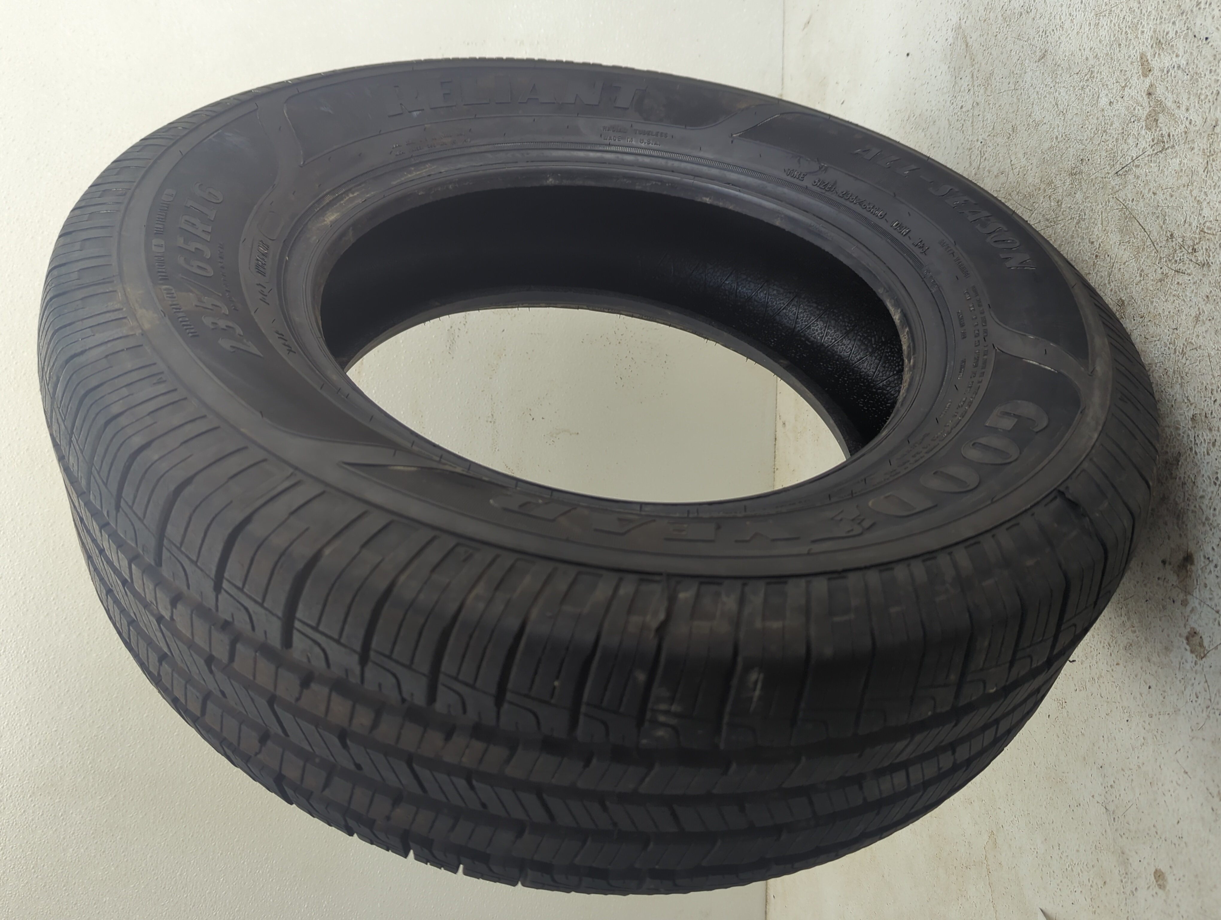 Picture of Used Tire 235//65R16 GOODYEAR RELIANT AS 103H - Tread Depth 8/32