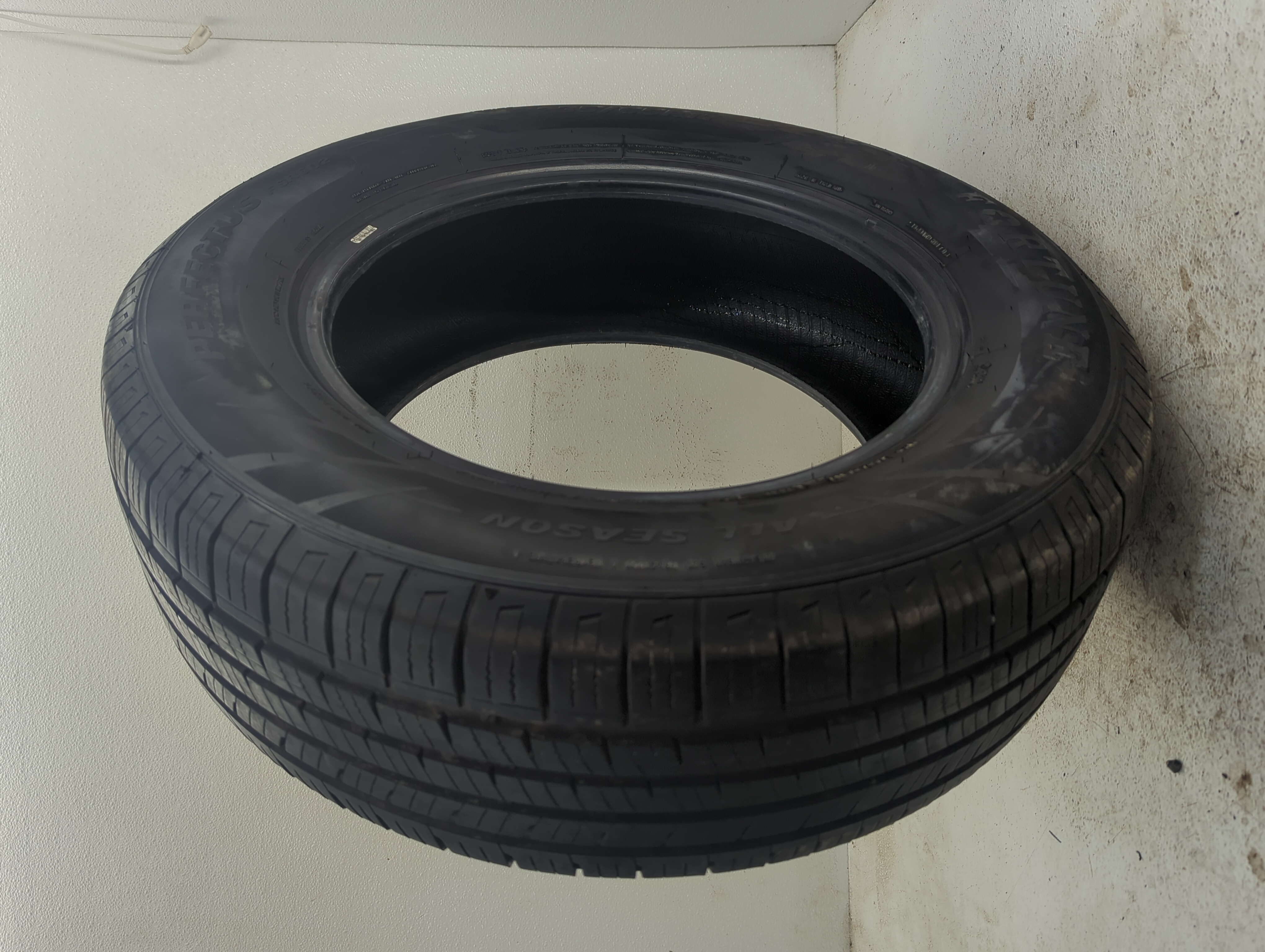 Picture of Used Tire 235/65R17 FORTUNE PERFECTUS ALL SEASON FSR602 108V - Tread Depth 8/32