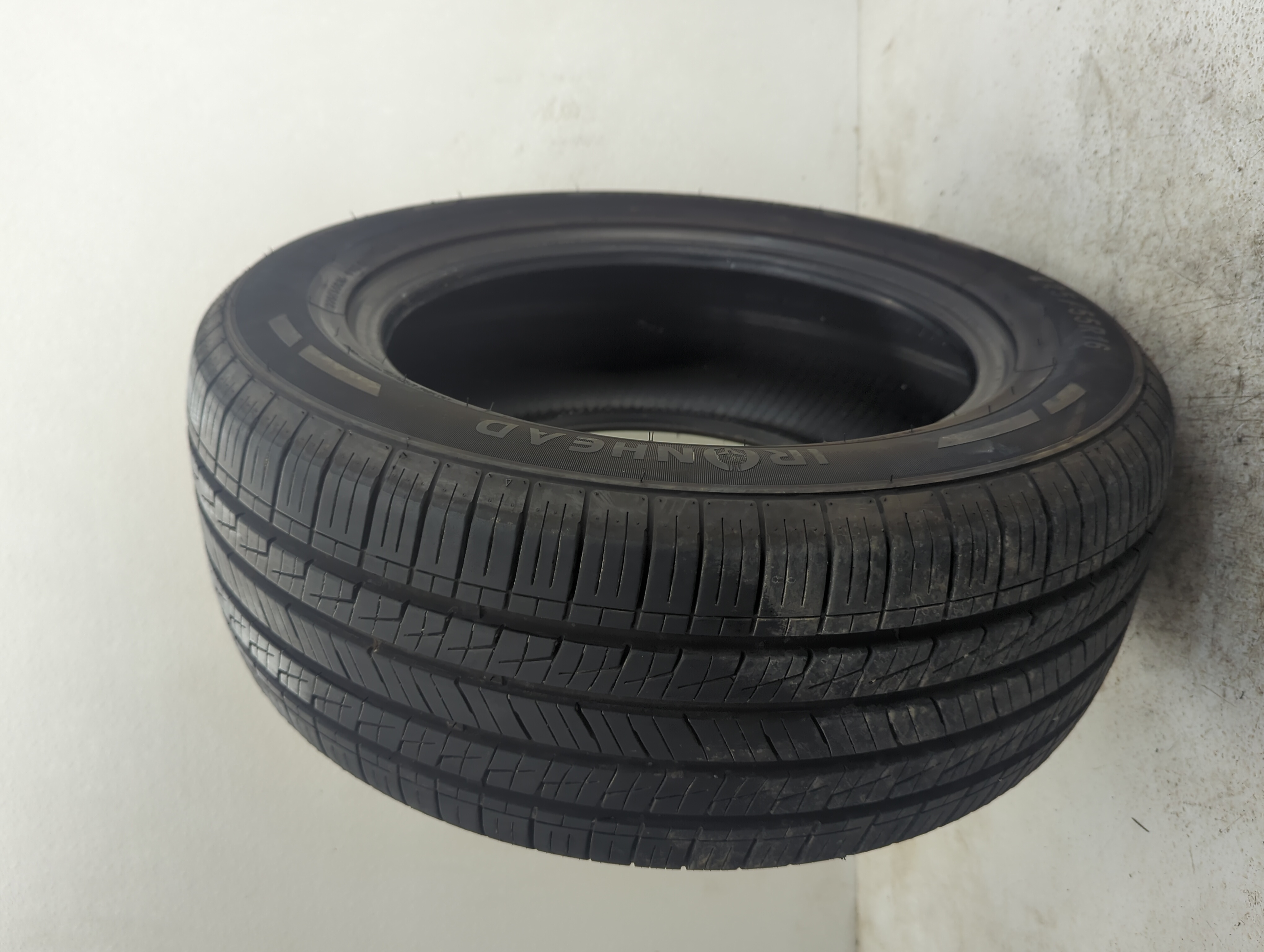Picture of Used Tire 225/55R16 IRONHEAD REFLEX IH01 99H - Tread Depth 9/32