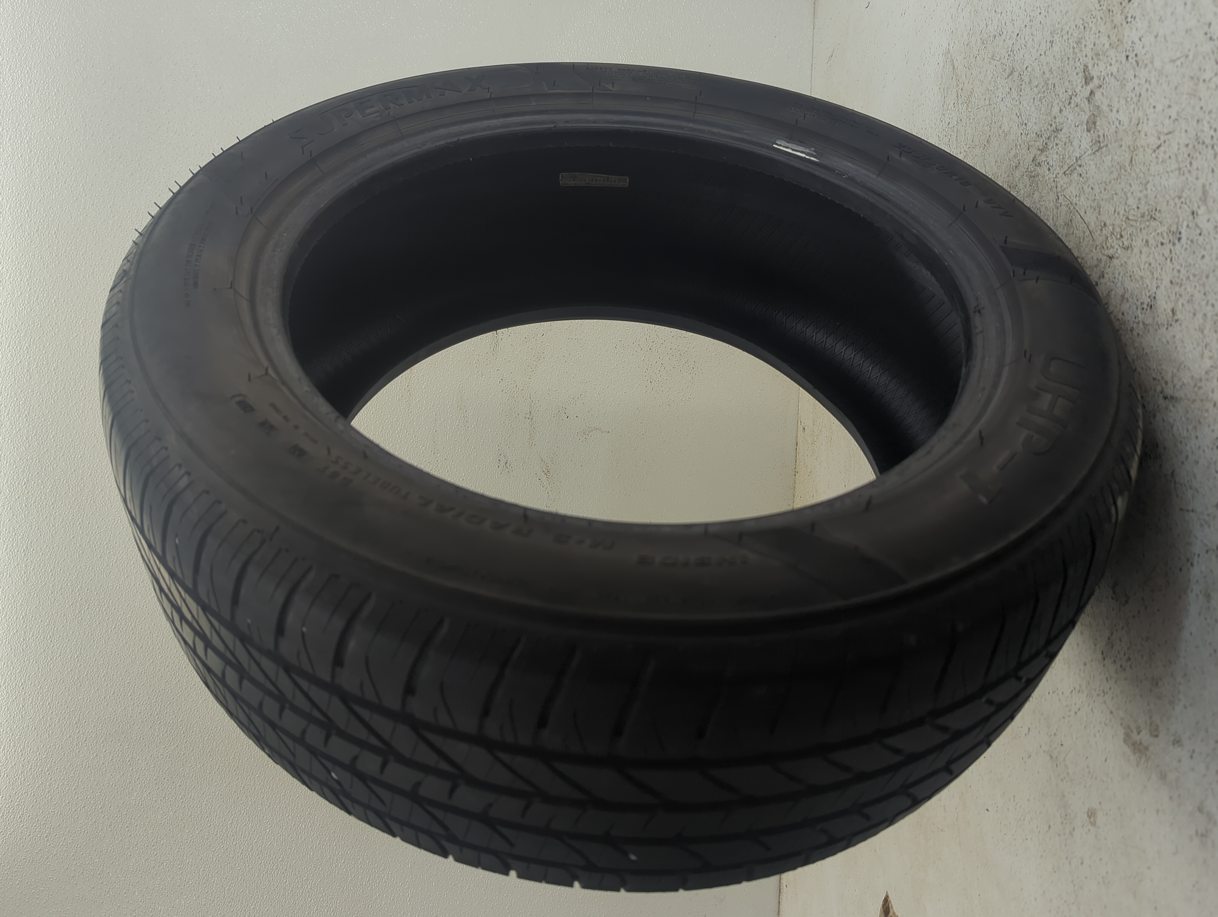 Picture of Used Tire 235/50R18 SUPERMAX UHP-1 97V - Tread Depth 8.5/32