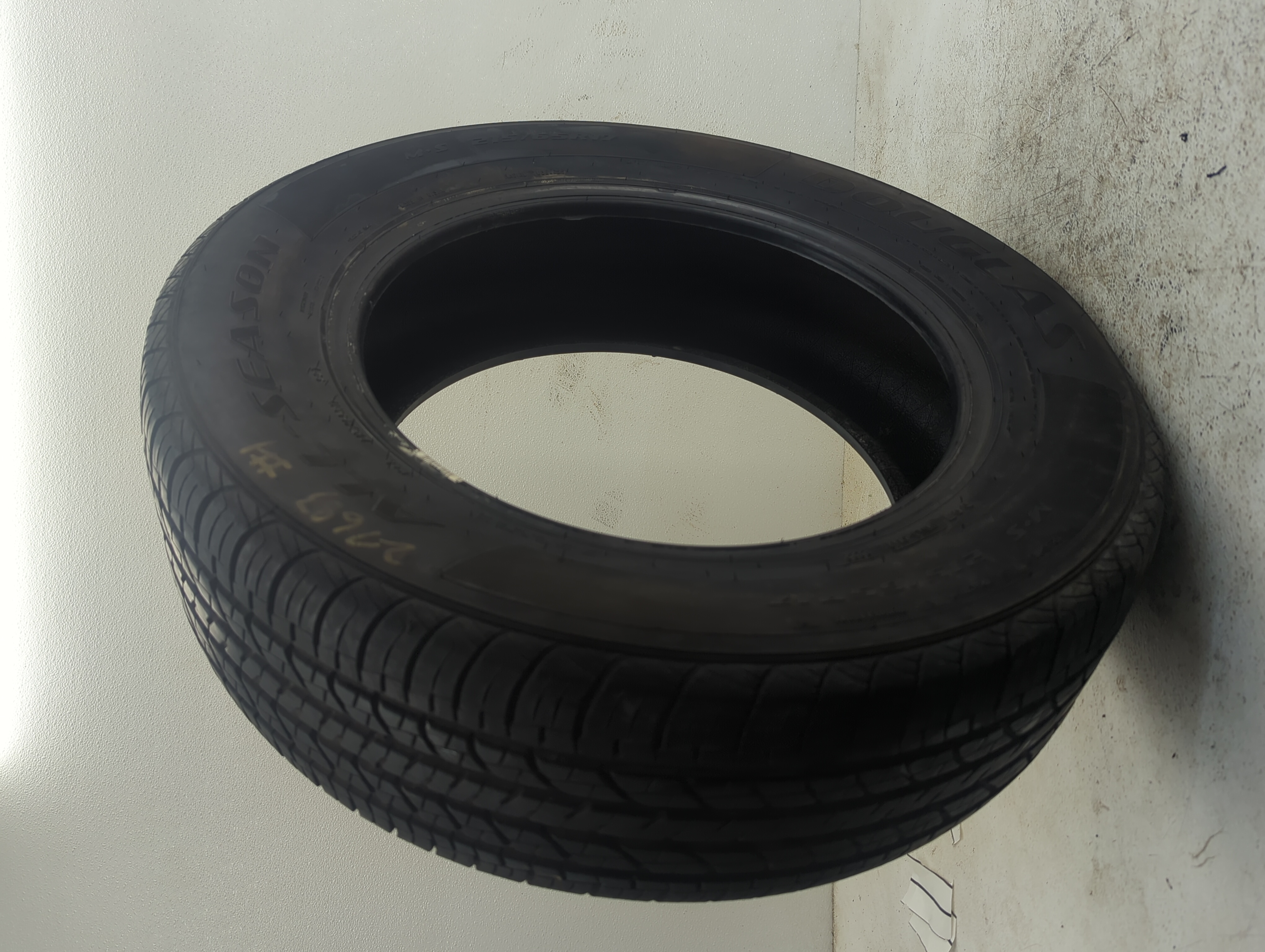 Picture of Used Tire 215/65R17 DOUGLAS ALL SEASON 99T - Tread Depth 7.5/32
