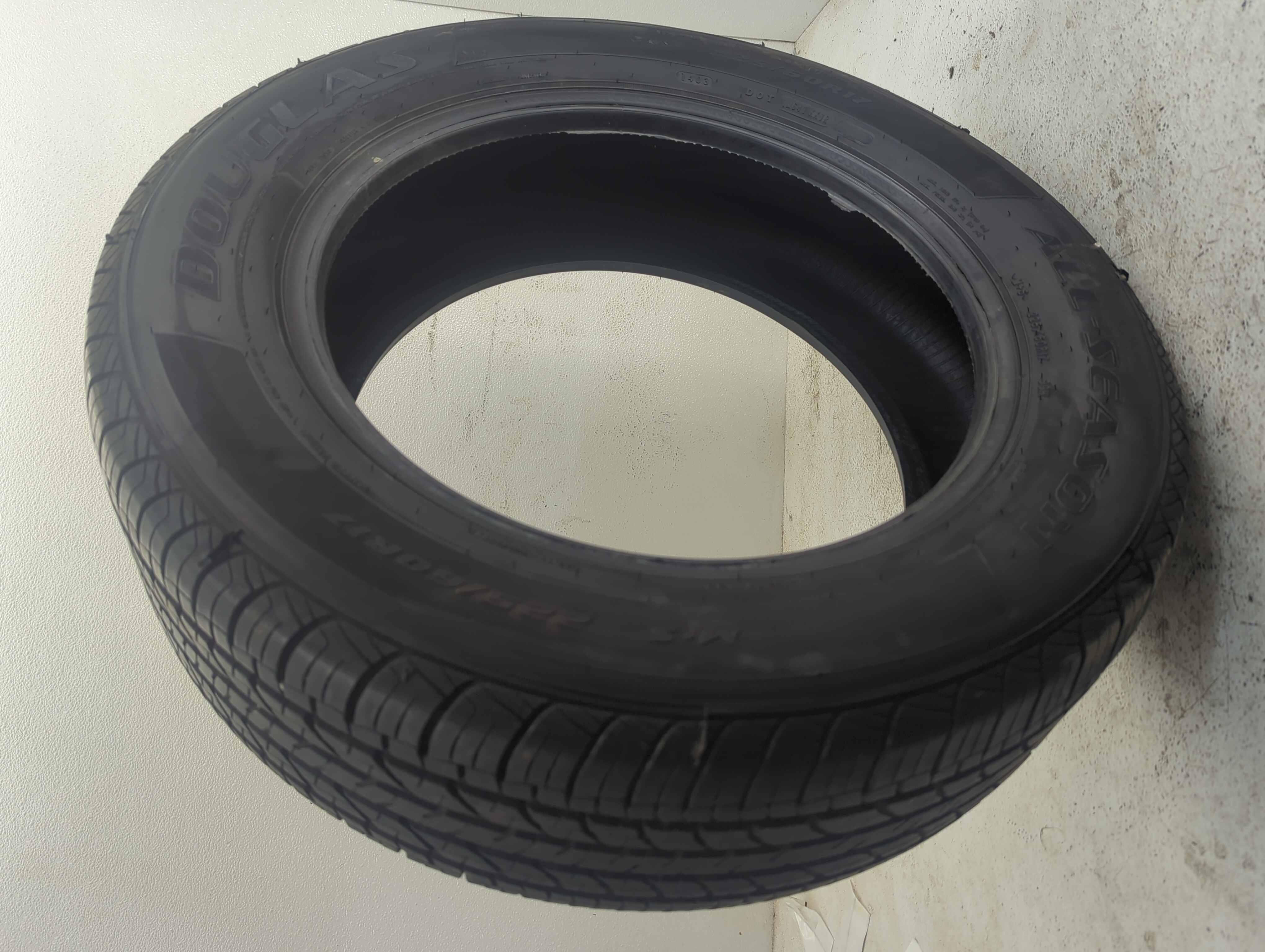 Picture of Used Tire 225/60R17 DOUGLAS ALL SEASON 99M - Tread Depth 7/32