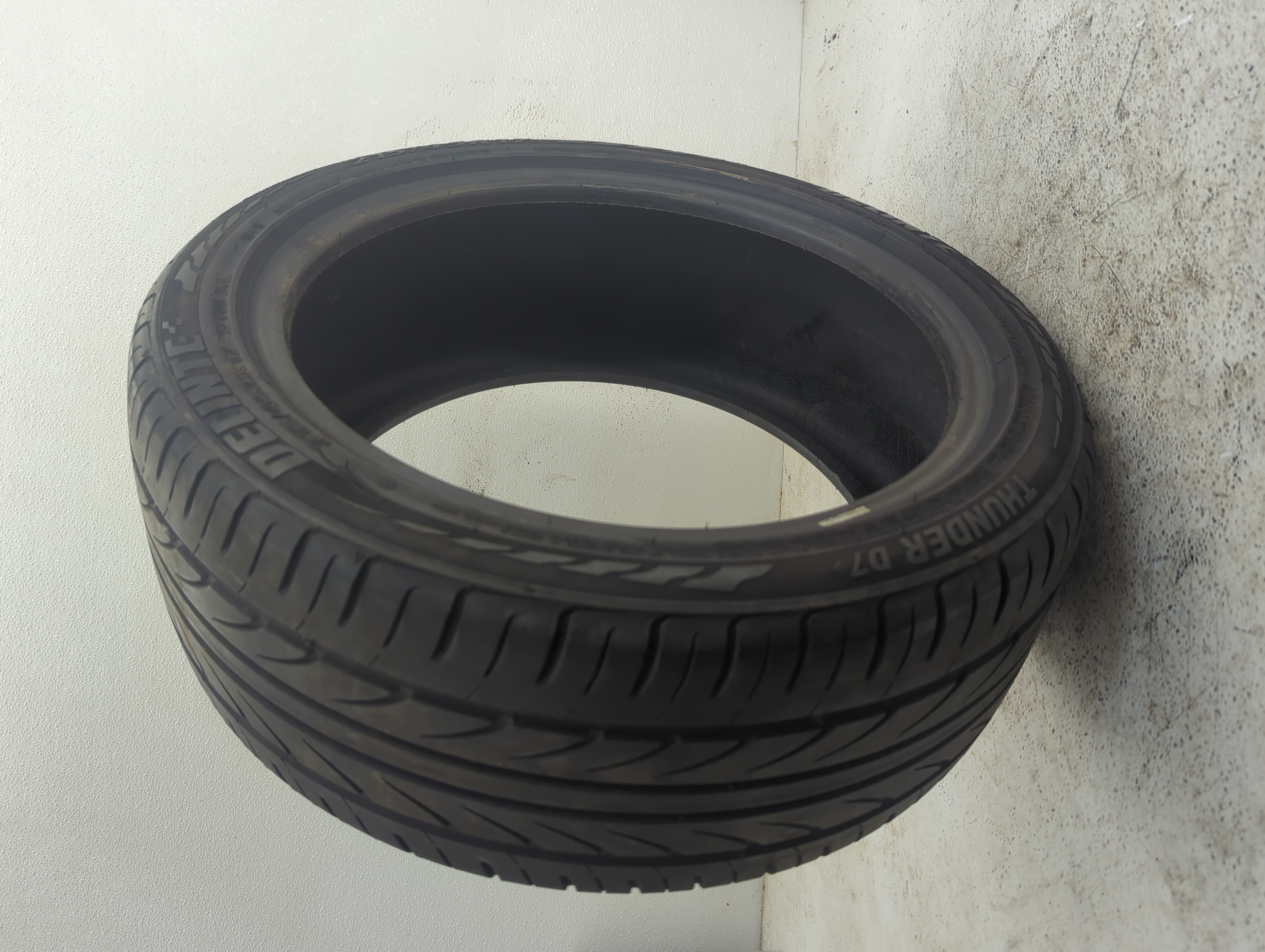 Used Tire 215/45ZR17 DELINTE THUNDER D7 91W - Tread Depth 7/32 - Oemusedautoparts1.com