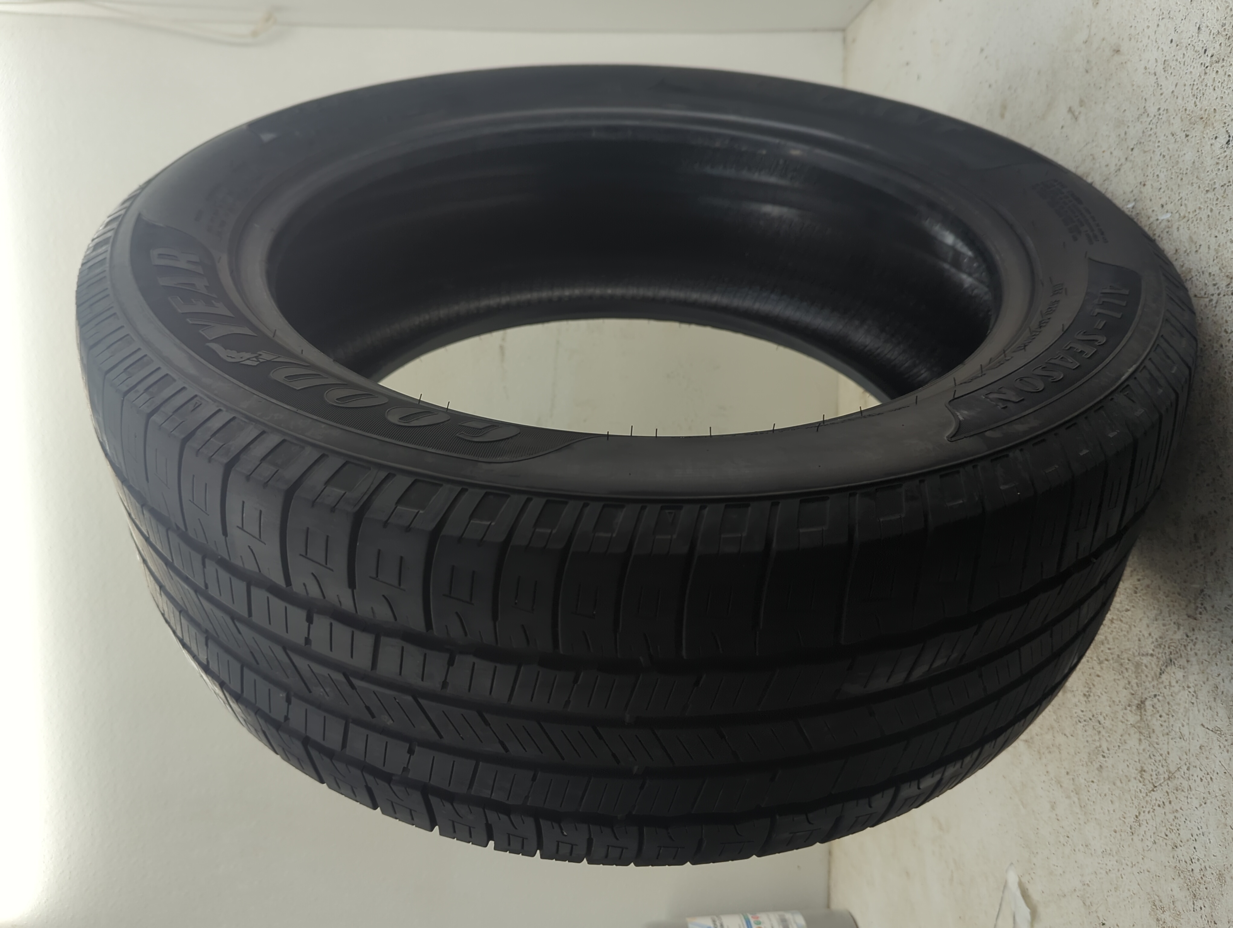 Used Tire 255/50R20 GOODYEAR RELIANT ALL SEASON 109H - Tread Depth 5.5/32 - Oemusedautoparts1.com