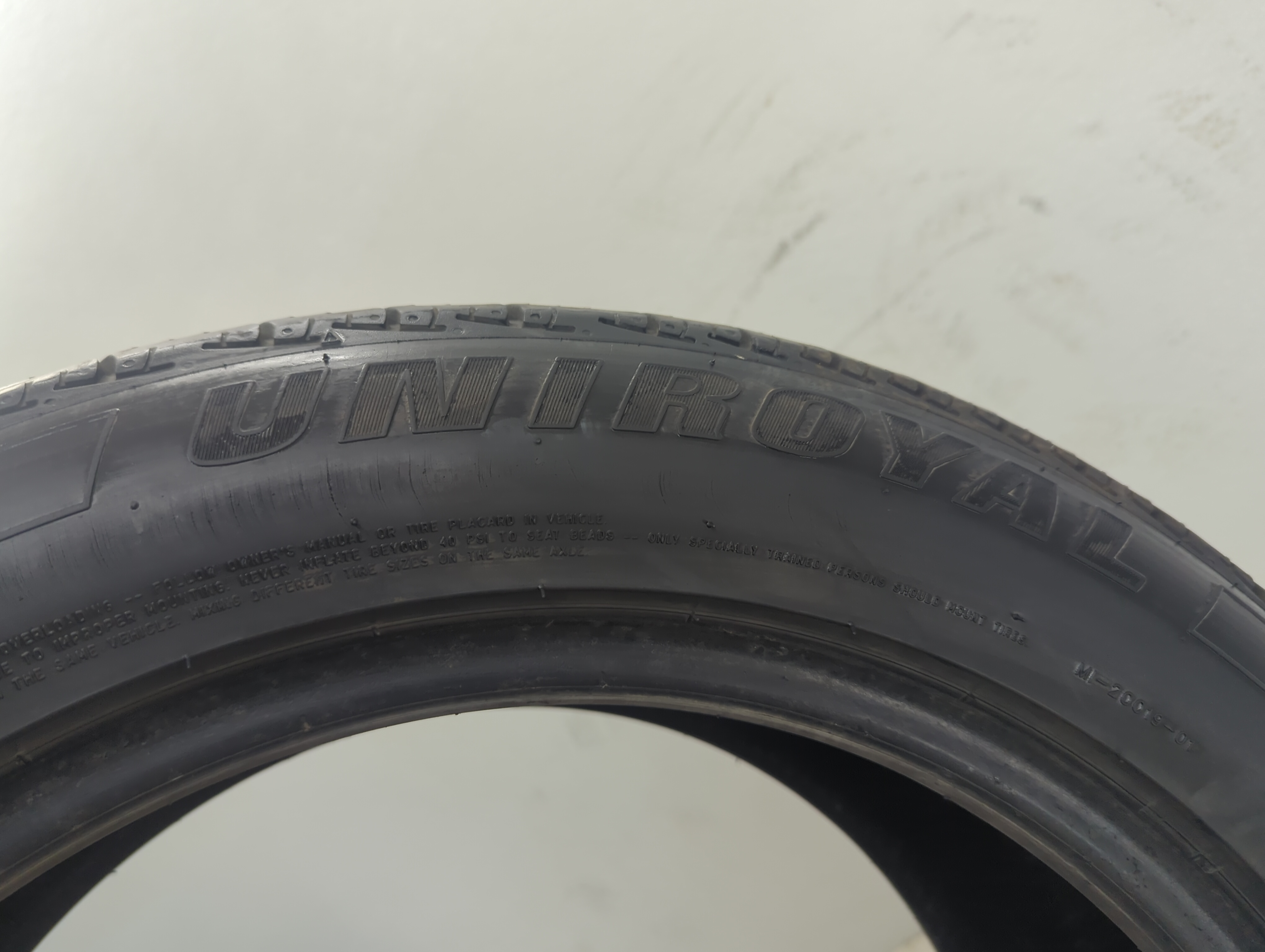 Used Tire 235/50R17 UNIROYAL TIGER PAW TOURING A/S 96V - Tread Depth 8.5/32 - Oemusedautoparts1.com
