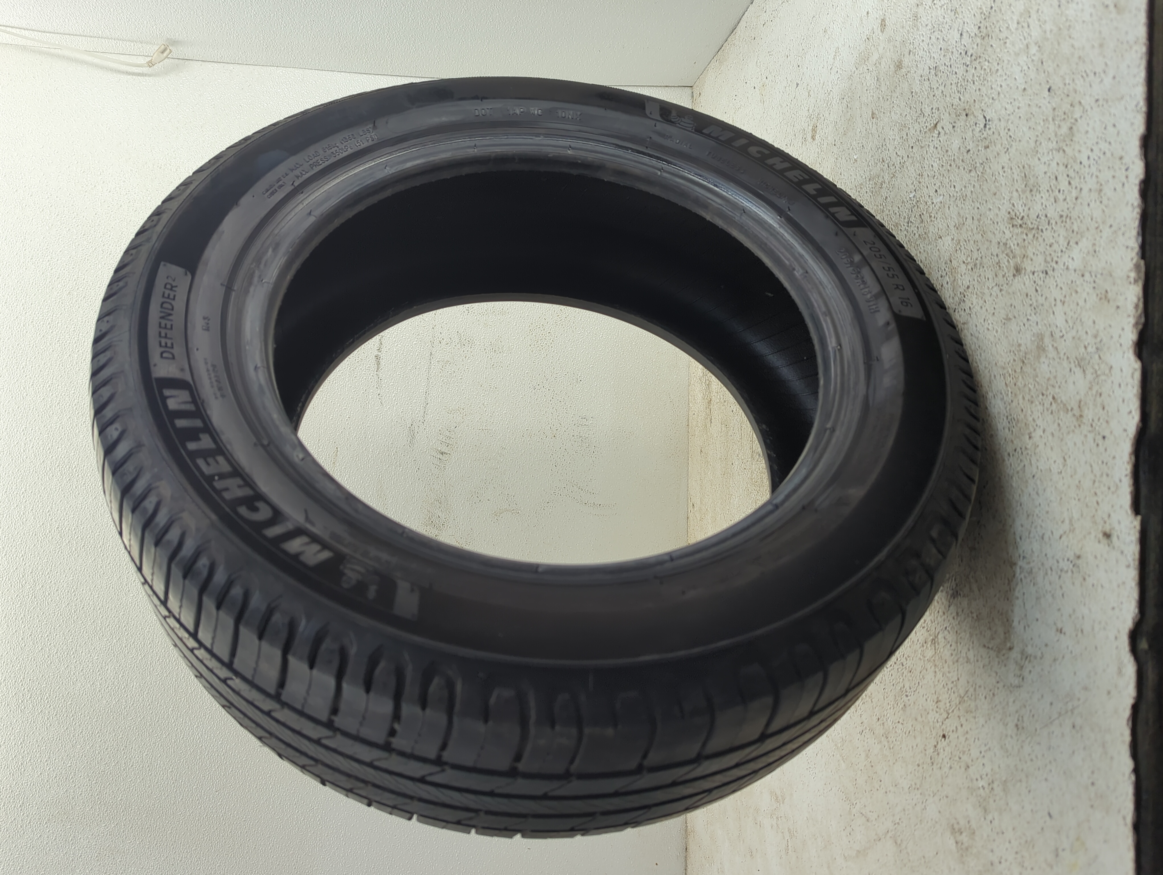 Picture of Used Tire 205/55R16 MICHELIN DEFENDER 2 91H - Tread Depth 8.5/32