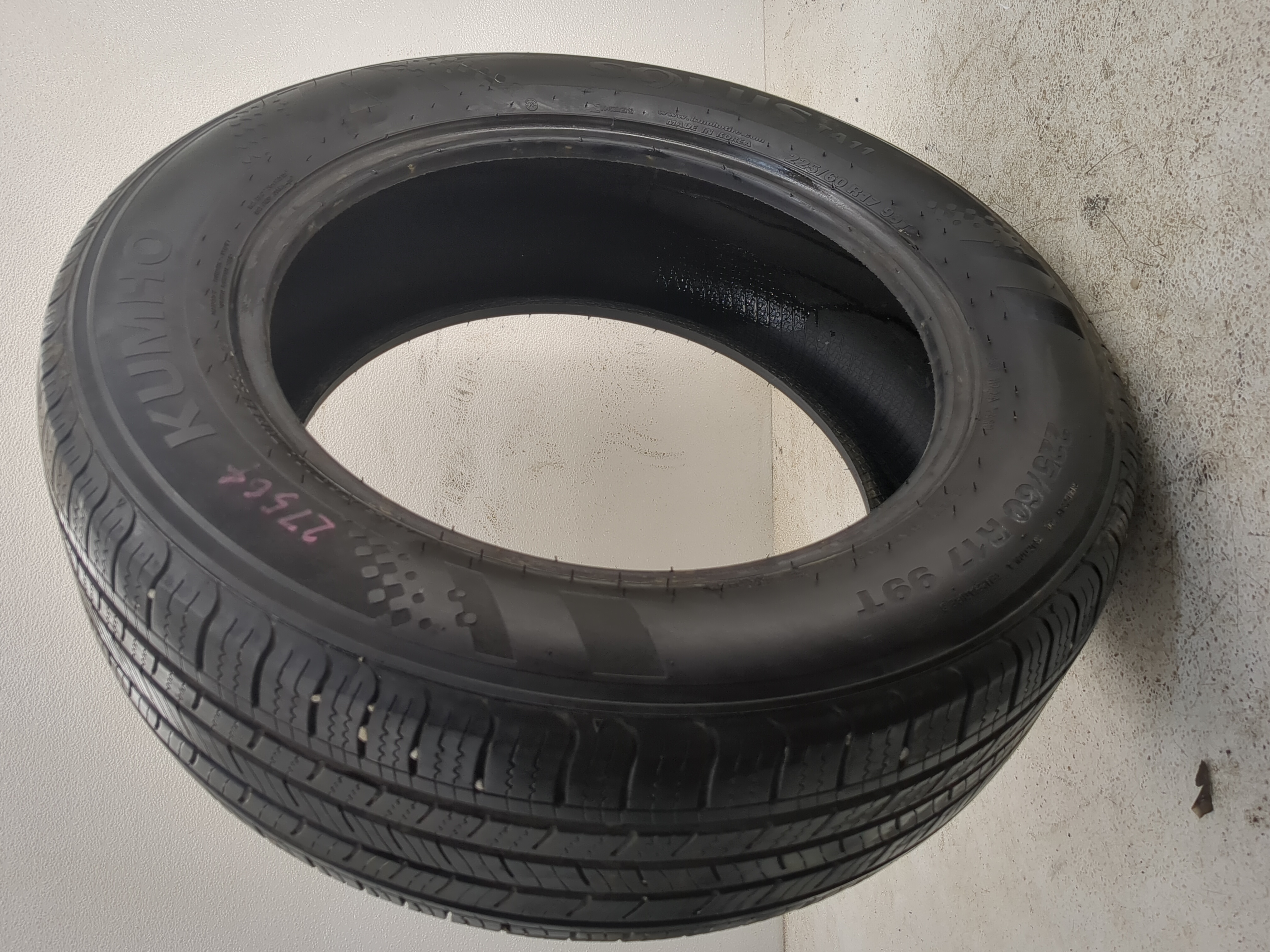 Used Tire 225/60R17 KUMHO SOLUS TA11 99T - Tread Depth 8.5/32 - Oemusedautoparts1.com