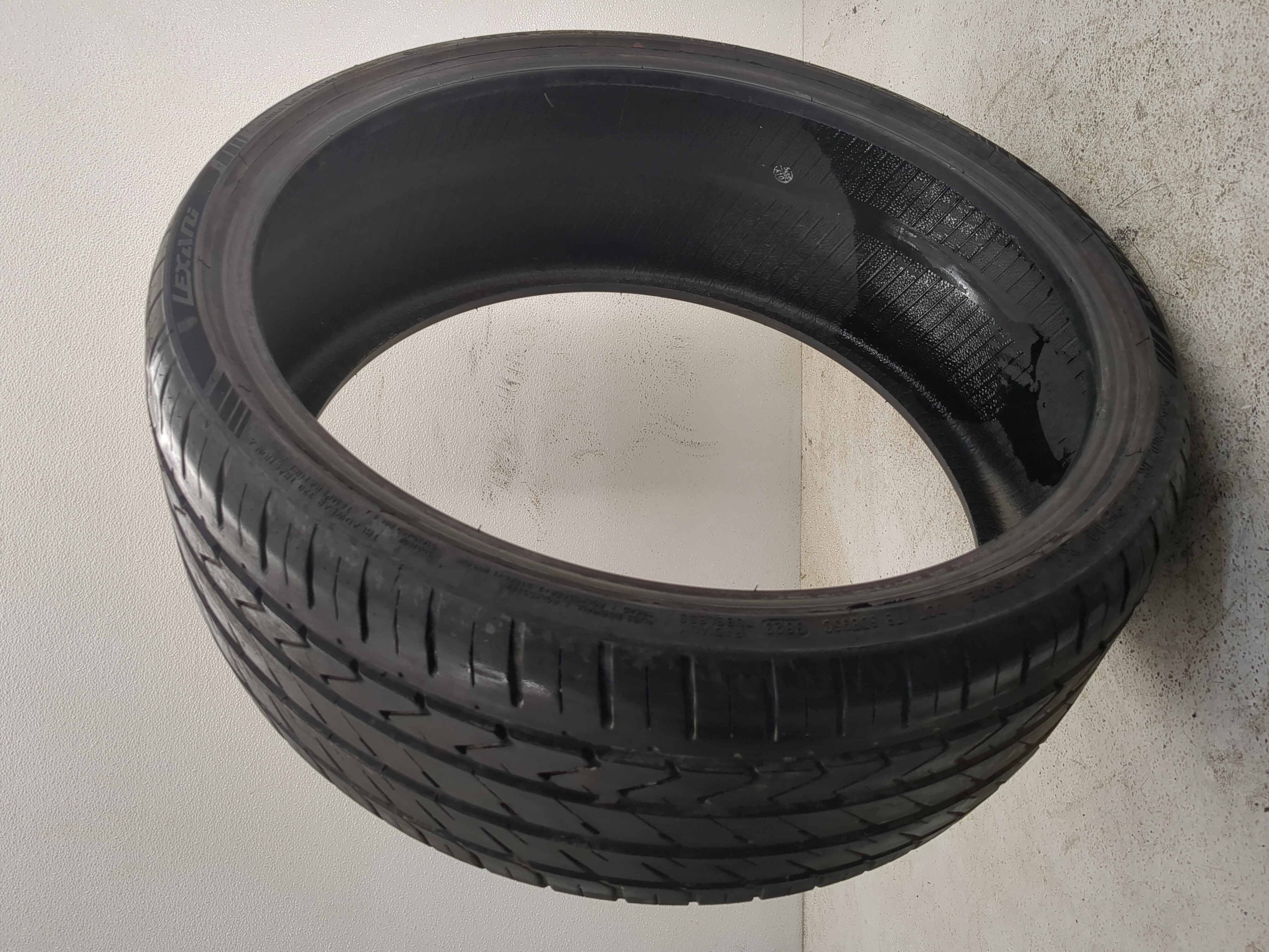 Used Tire 255/30ZP22 LEXANI LX-TWENTY 95W - Tread Depth 8/32 - Oemusedautoparts1.com