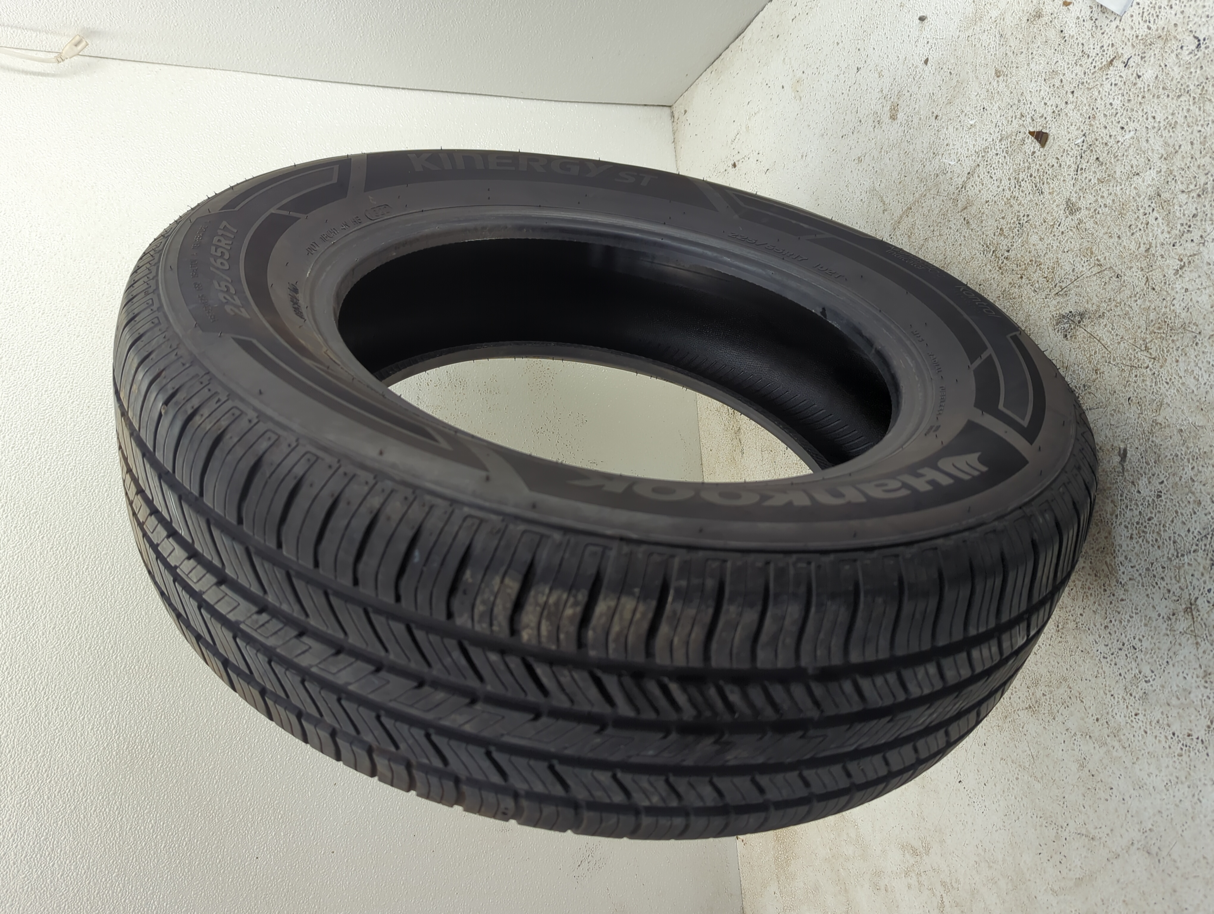 Used Tire 225/65R17 HANKOOK KINERGY ST 102T - Tread Depth 8/32 - Oemusedautoparts1.com