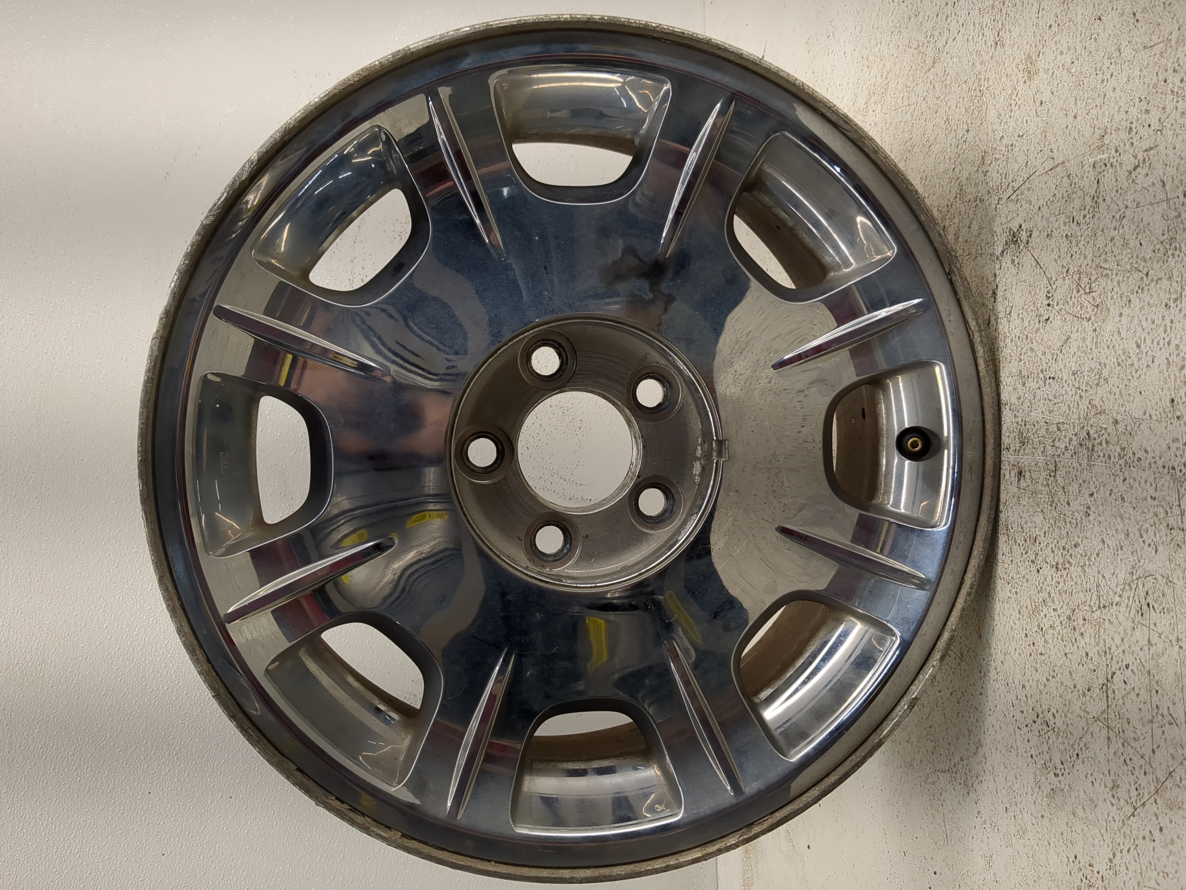 2005-2006 Chrysler 300 Oem Wheel Rim 1137275 - Oemusedautoparts1.com