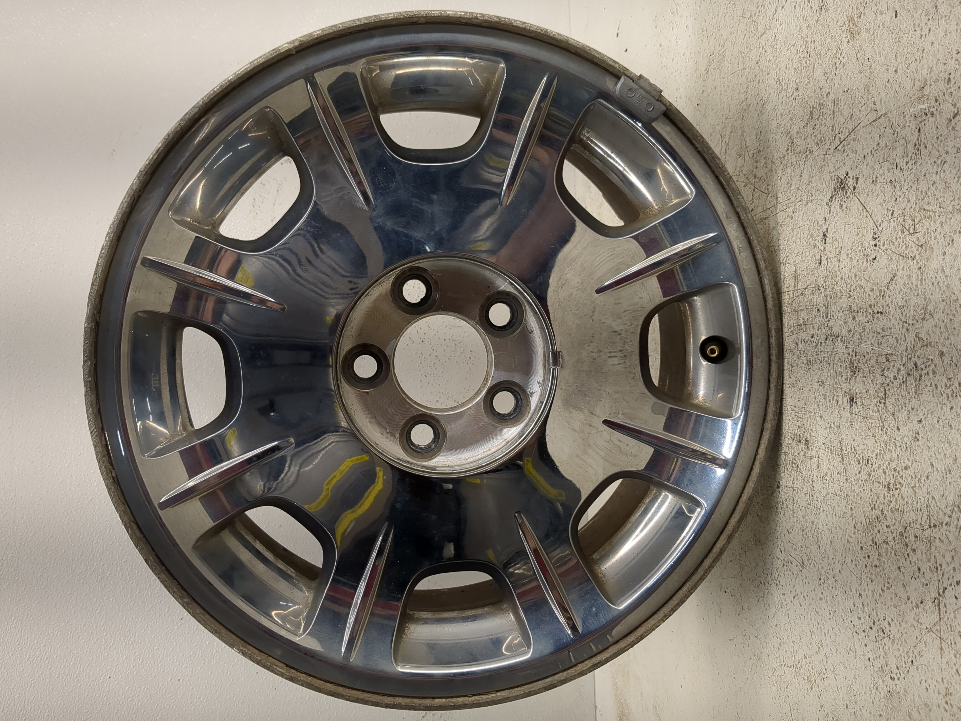 2005-2006 Chrysler 300 Oem Wheel Rim 1137277 - Oemusedautoparts1.com