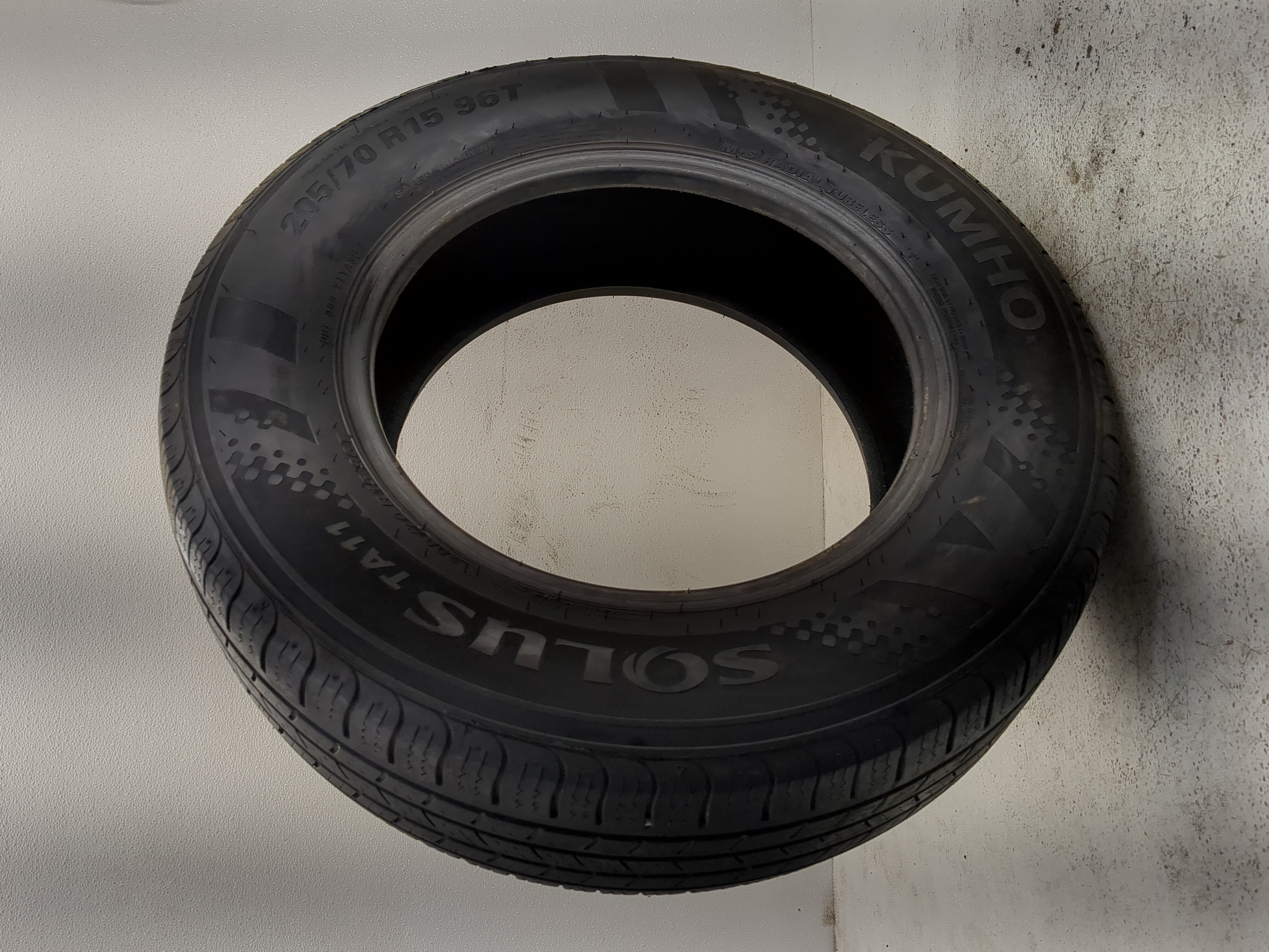 Used Tire 205/70R15 KUMHO SOLUS TA11 96T - Tread Depth 7.5/32 - Oemusedautoparts1.com
