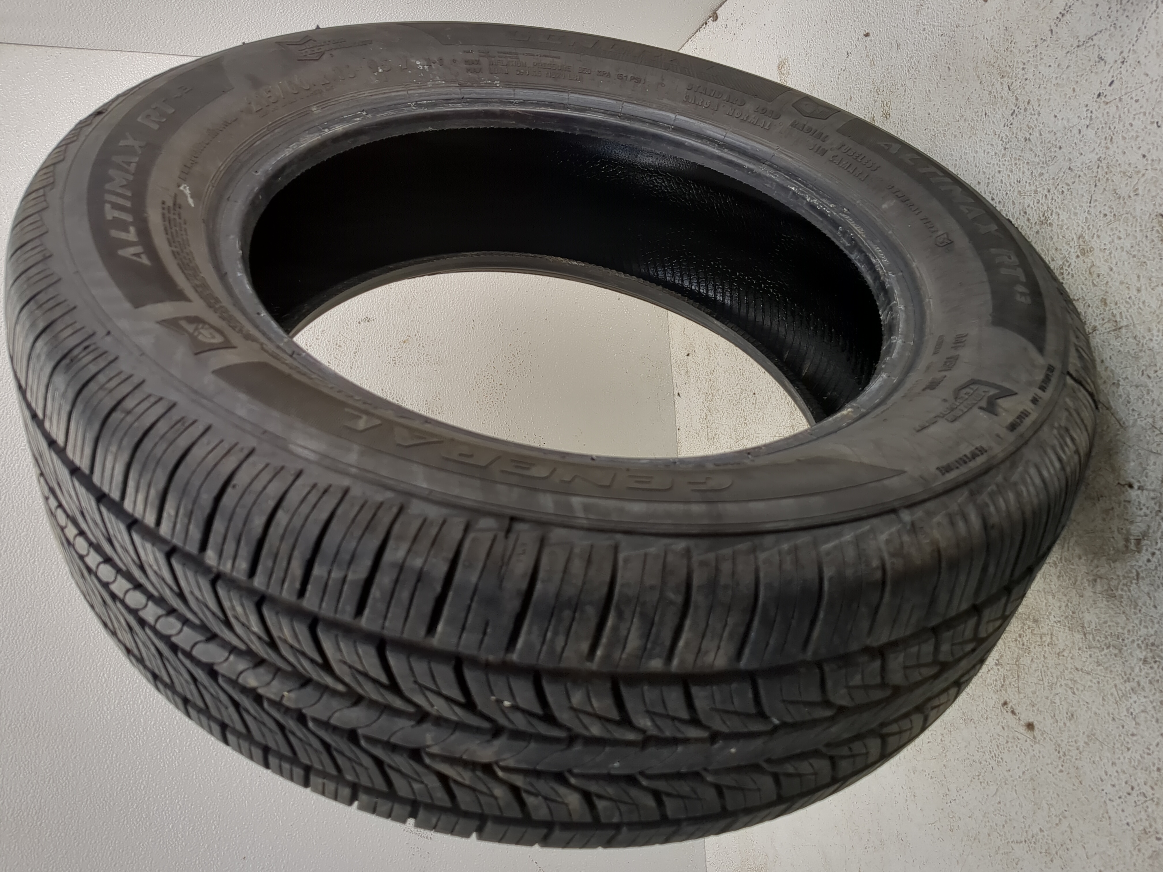 Used Tire 215/60R16 GENERAL ALTIMAX RT43 95V - Tread Depth 10/32 - Oemusedautoparts1.com