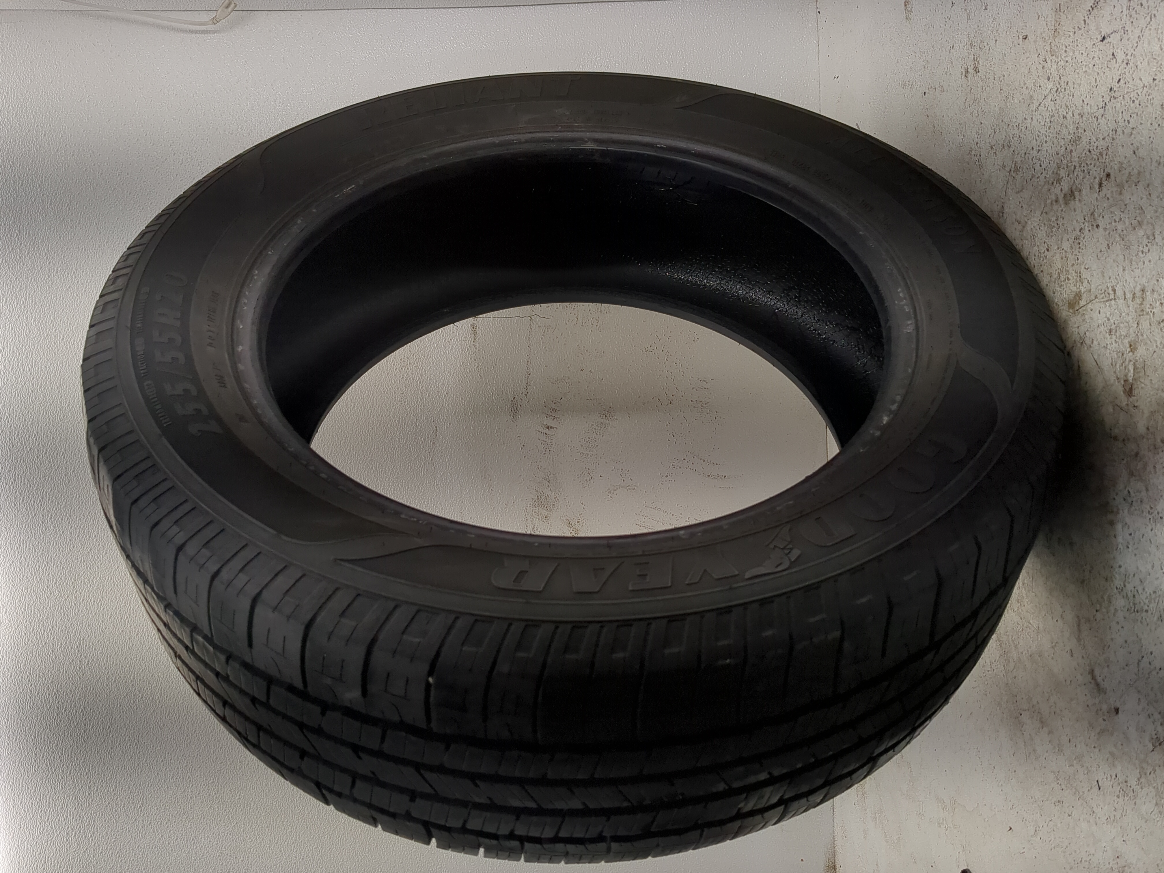 Used Tire 255/55R20 GOODYEAR RELIANT ALL SEASON 110V - Tread Depth 9.5/32 - Oemusedautoparts1.com