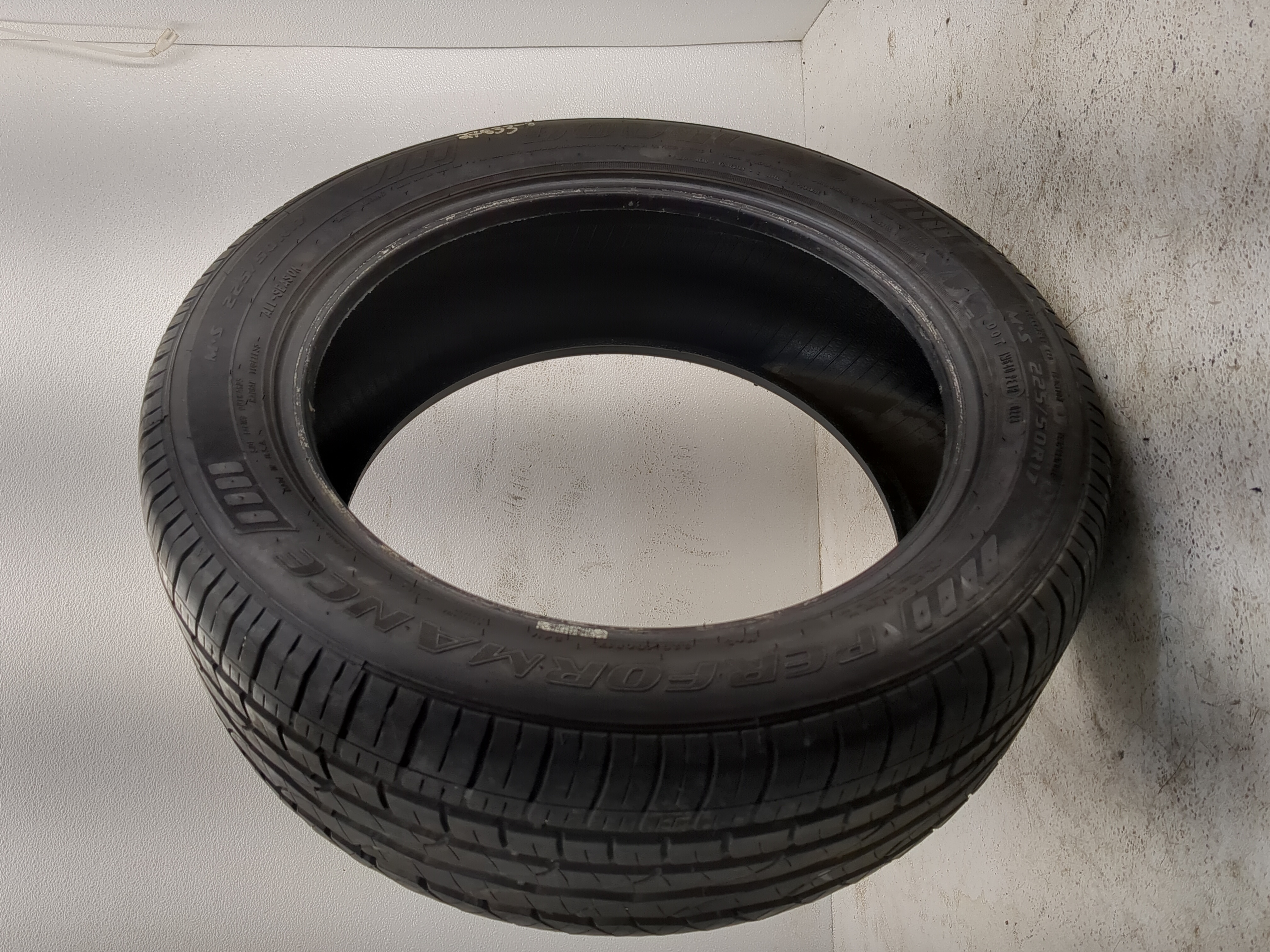 Used Tire 225/50R17 DOUGLAS PERFORMANCE 94V - Tread Depth 7.5/32 - Oemusedautoparts1.com