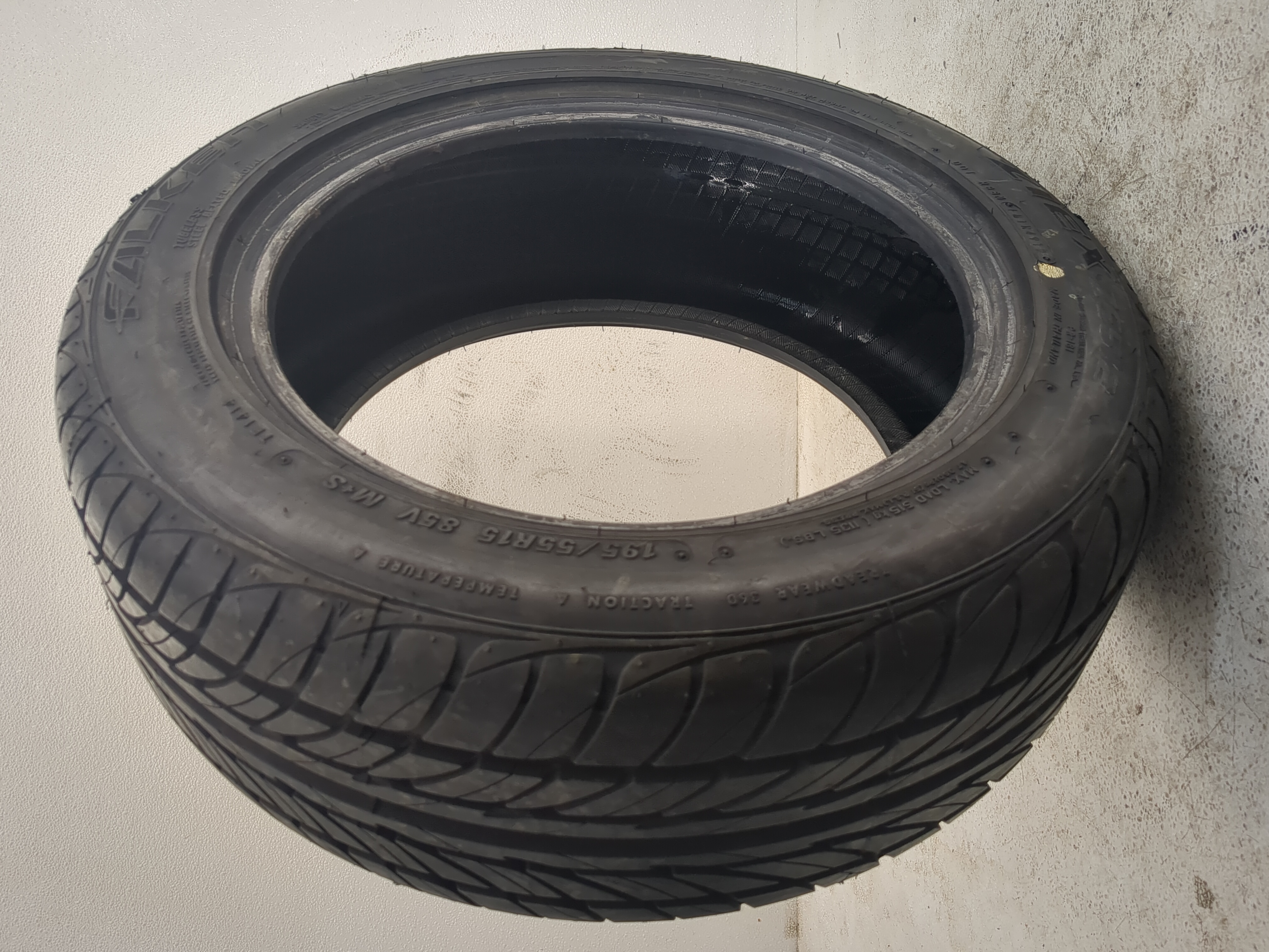 Used Tire 195/55R15 FALKEN ZIEX ZE512 85V - Tread Depth 10/32 - Oemusedautoparts1.com