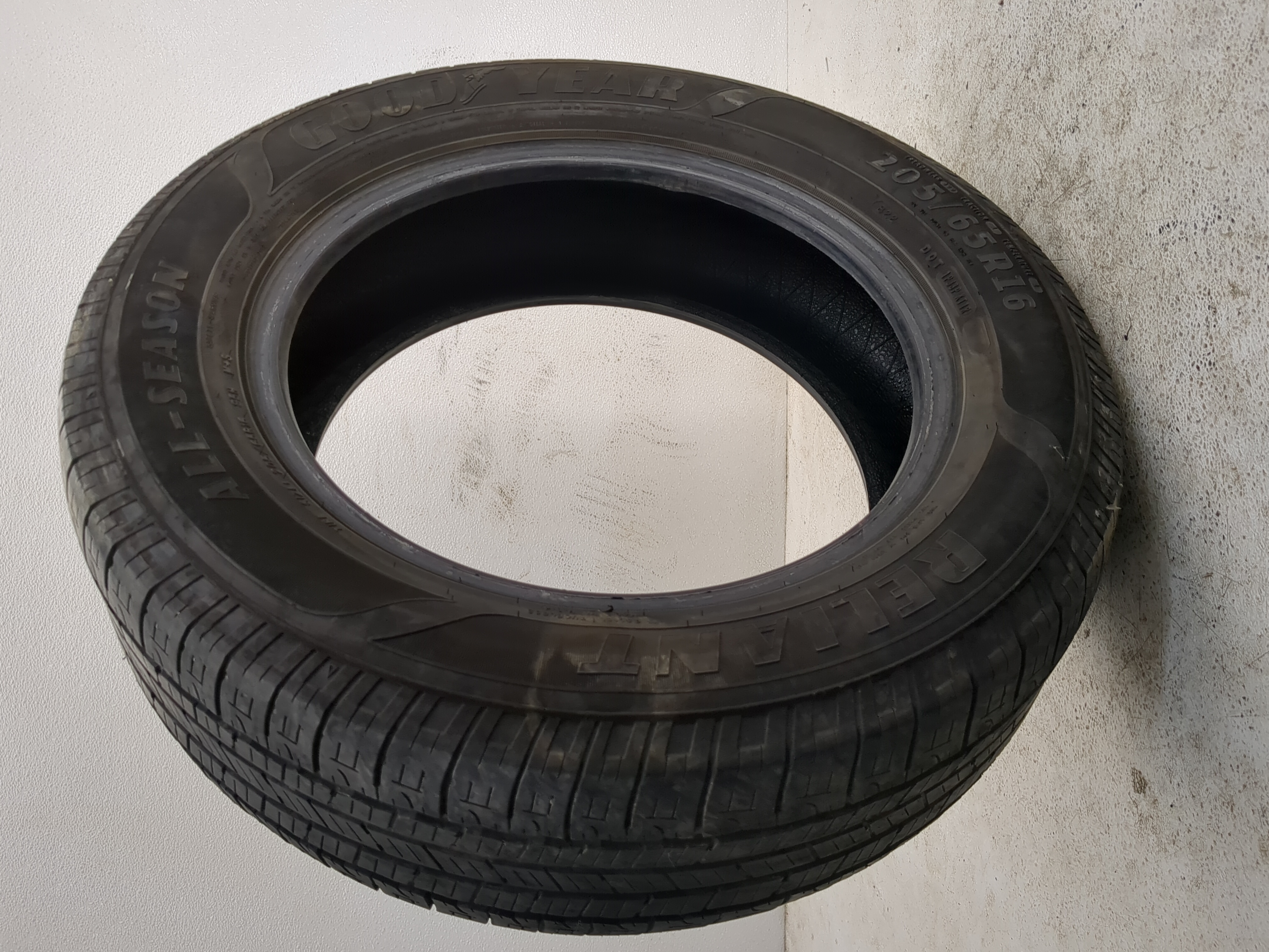 Picture of Used Tire 205/65R16 GOODYEAR RELIANT ALL SEASON 95H - Tread Depth 7/32