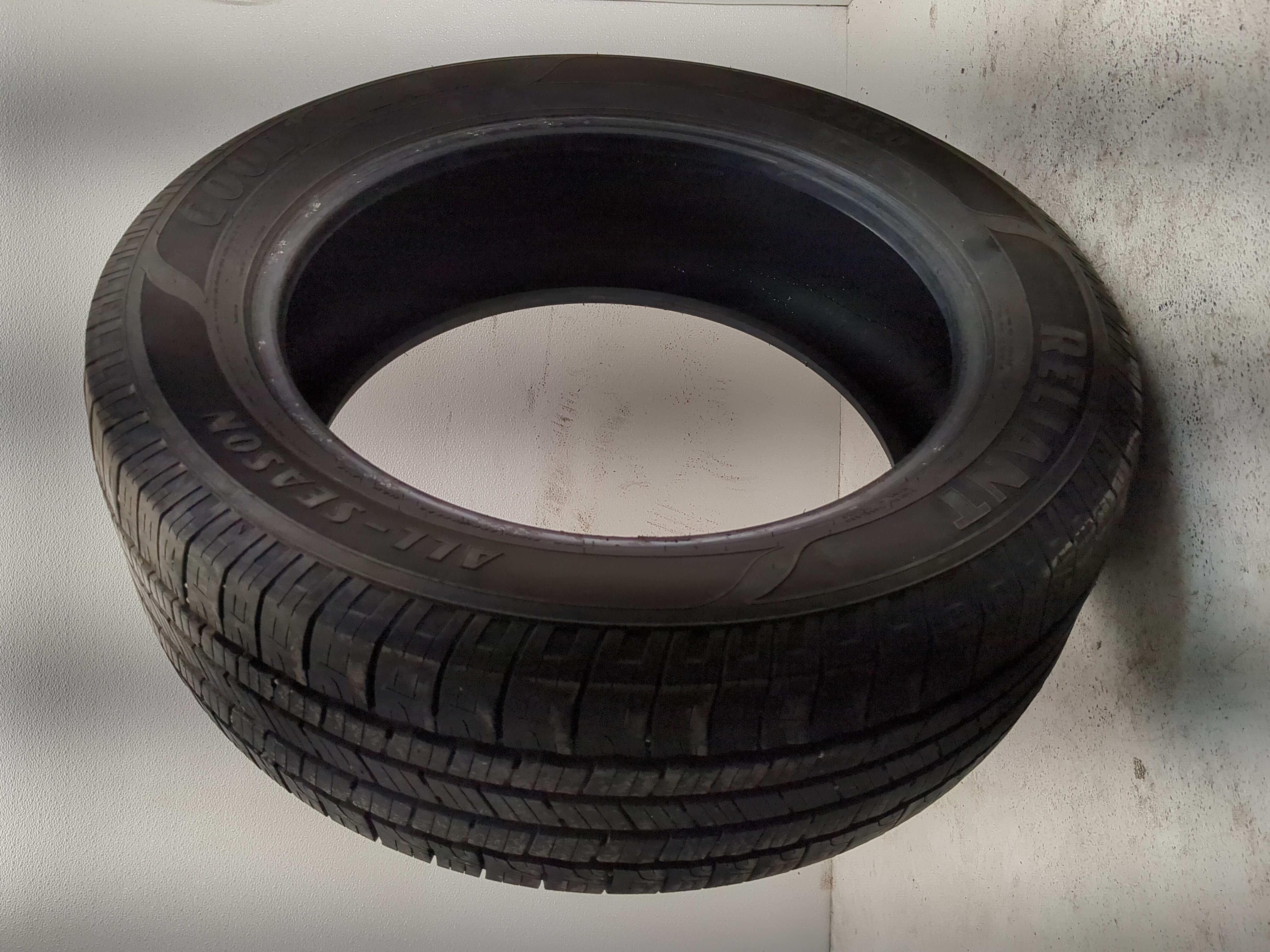 Picture of Used Tire 255/55R20 GOODYEAR RELIANT ALL SEASON 110V - Tread Depth 10/32