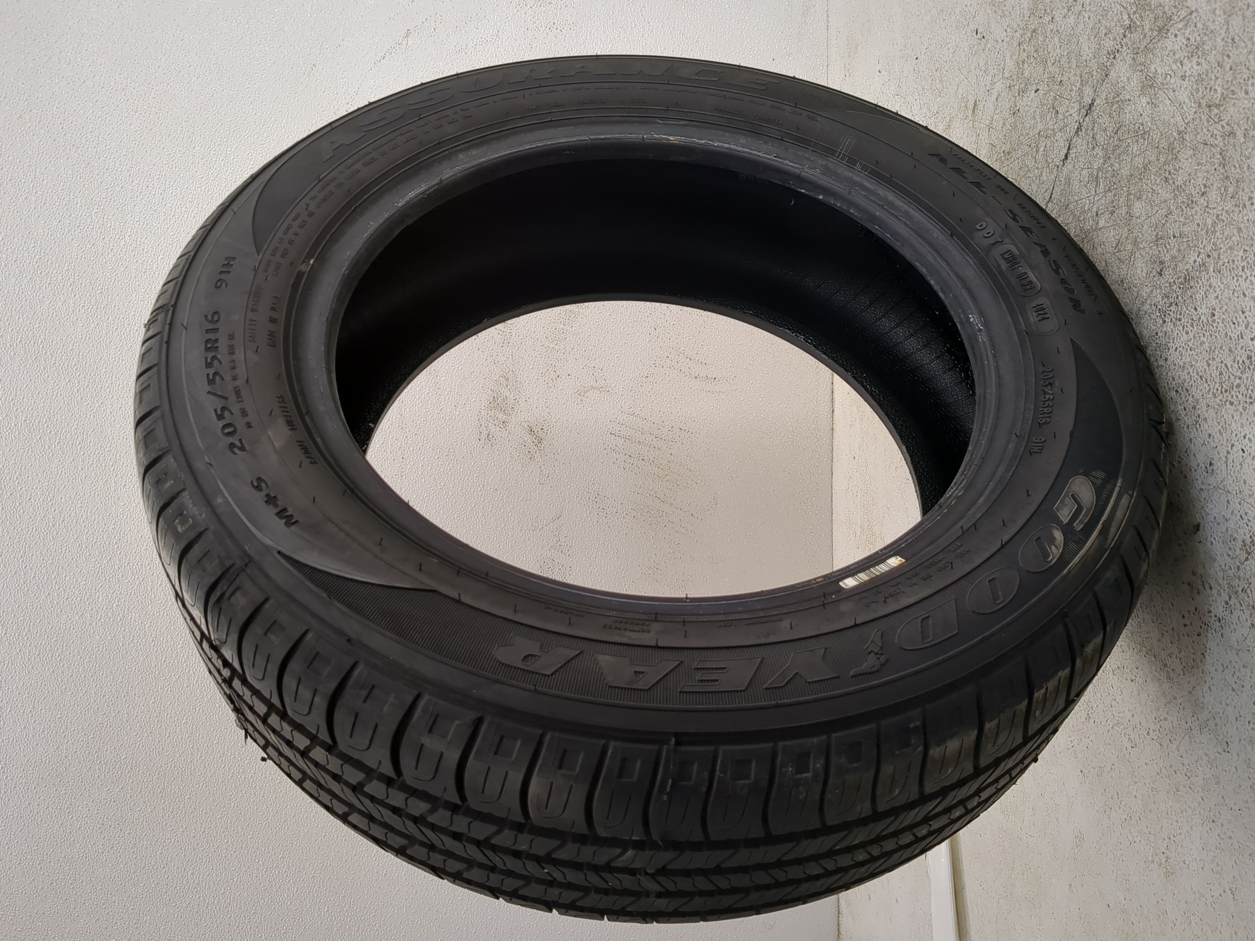 Used Tire 205/55R16 GODYEAR ASSURANCE 91H - Tread Depth 9.5/32 - Oemusedautoparts1.com