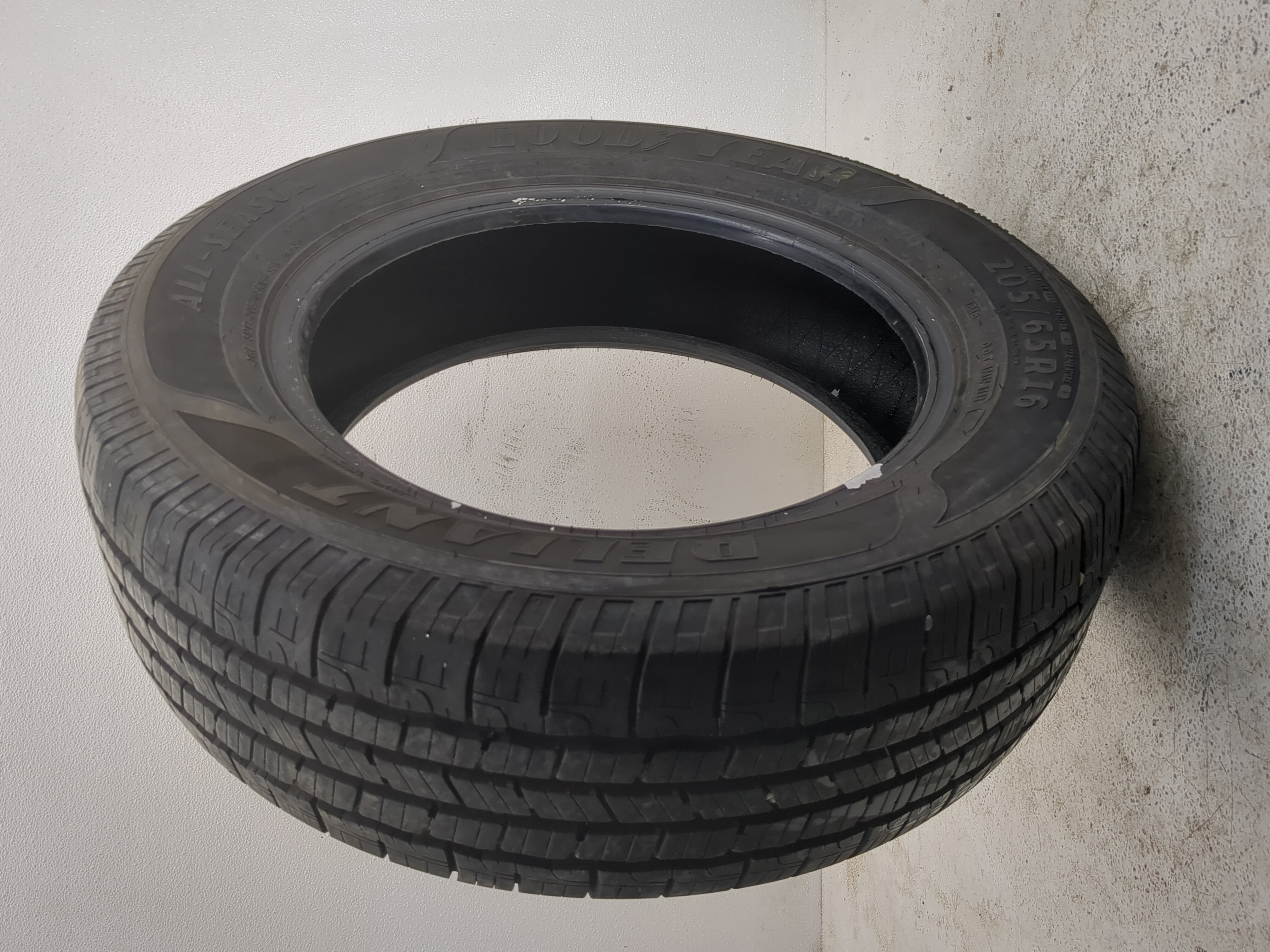 Used Tire 205/65R16 GOODYEAR RELIANT 95H - Tread Depth 9/32 - Oemusedautoparts1.com