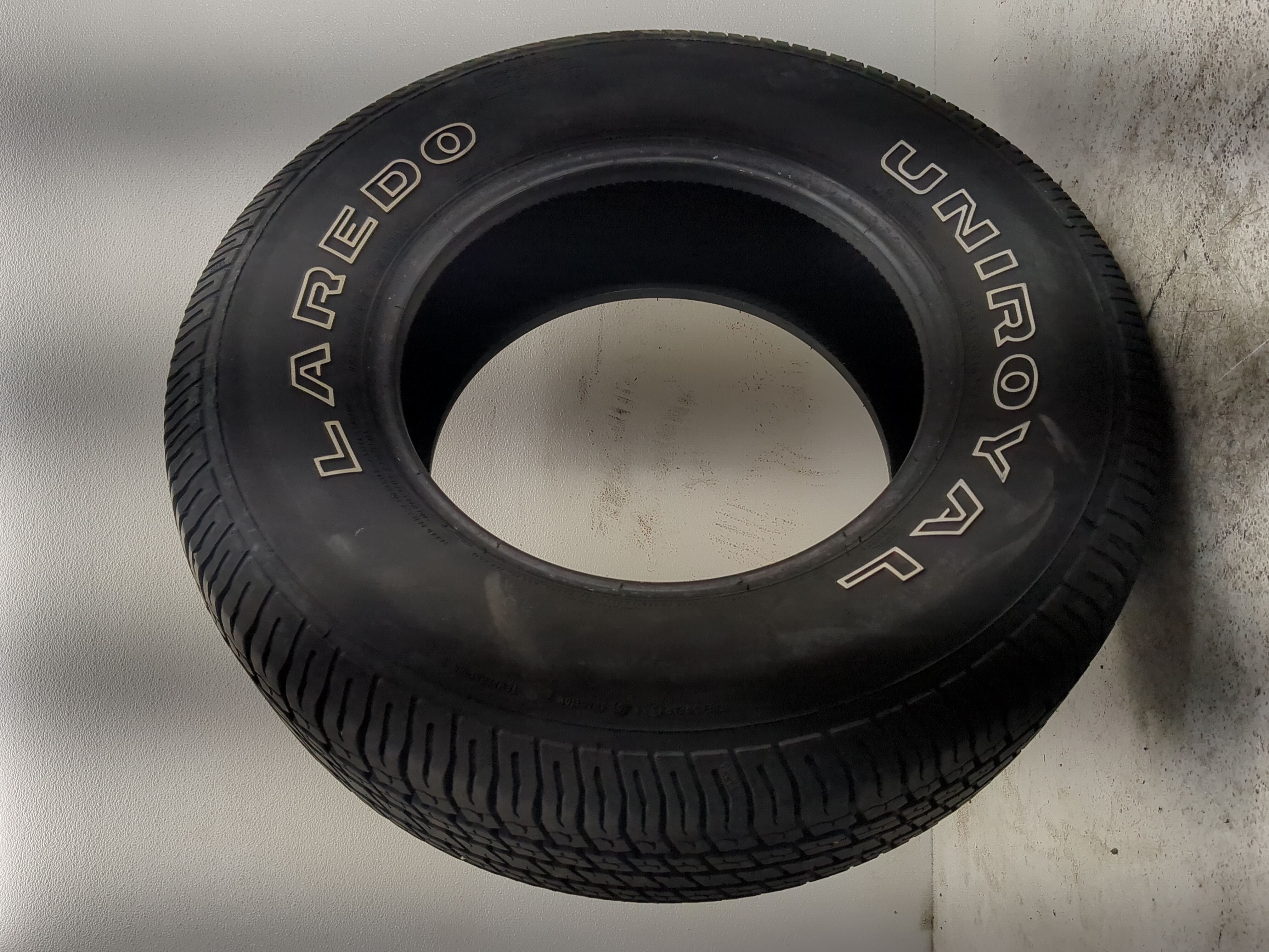 Used Tire P255/70R16 UNIROYAL LAREDO 109S - Tread Depth 11/32 - Oemusedautoparts1.com