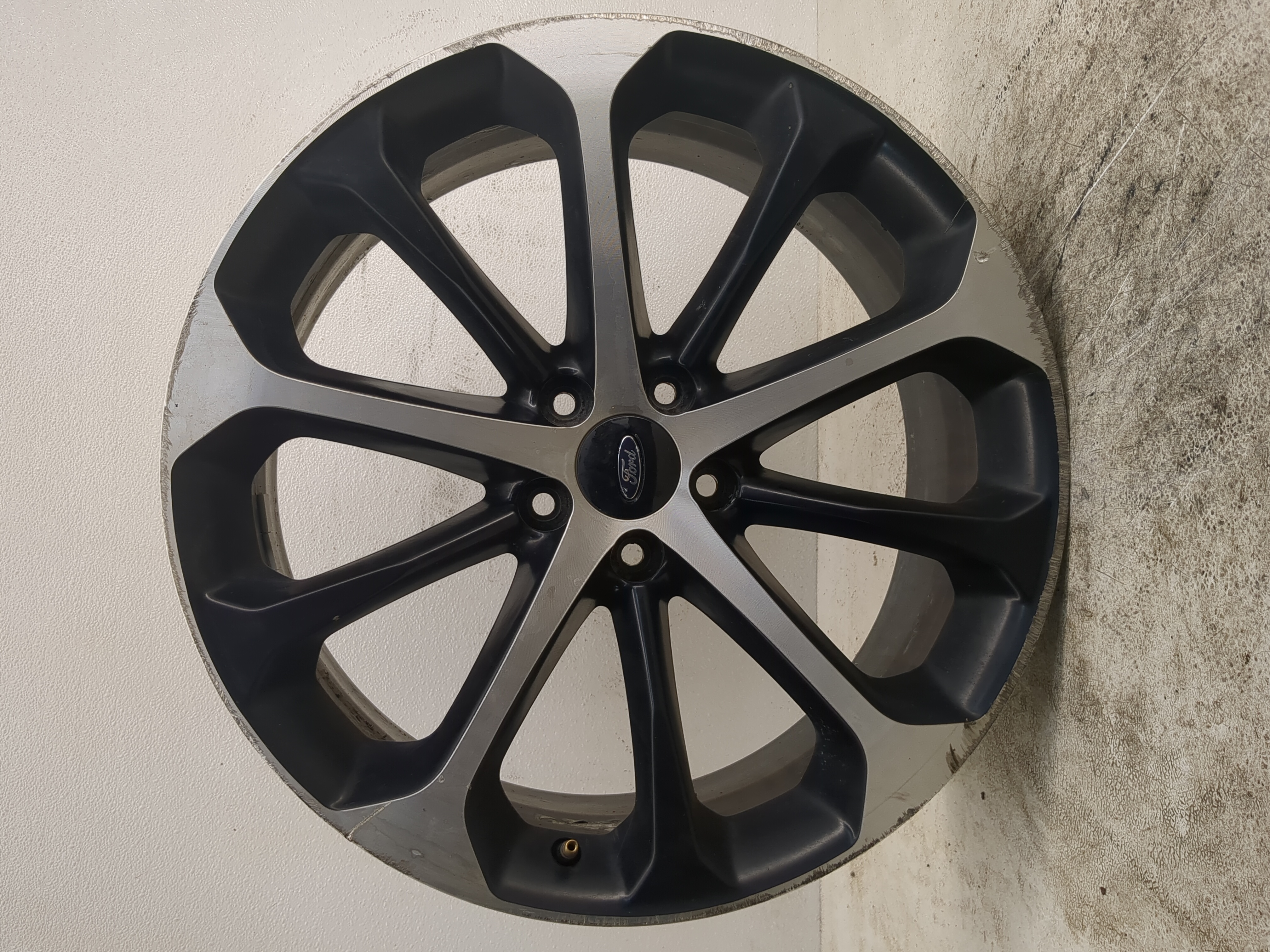 2014-2016 Ford Taurus Oem Wheel Rim 1184902 - Oemusedautoparts1.com