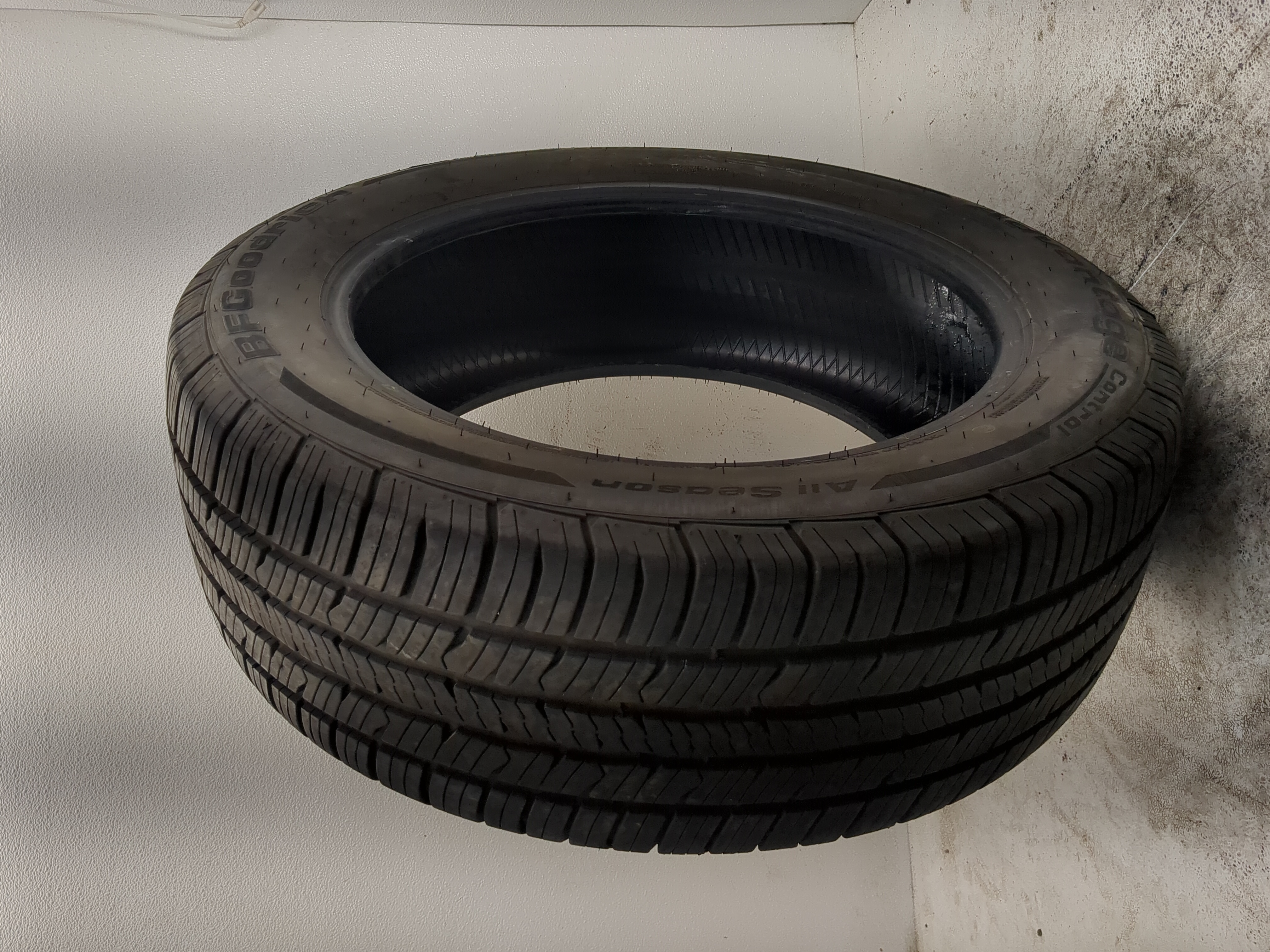 Used Tire 255/55R20 BFGOODRICH ADVANTAGE CONTROL ALL SEASON 110H - 10/32 - Oemusedautoparts1.com
