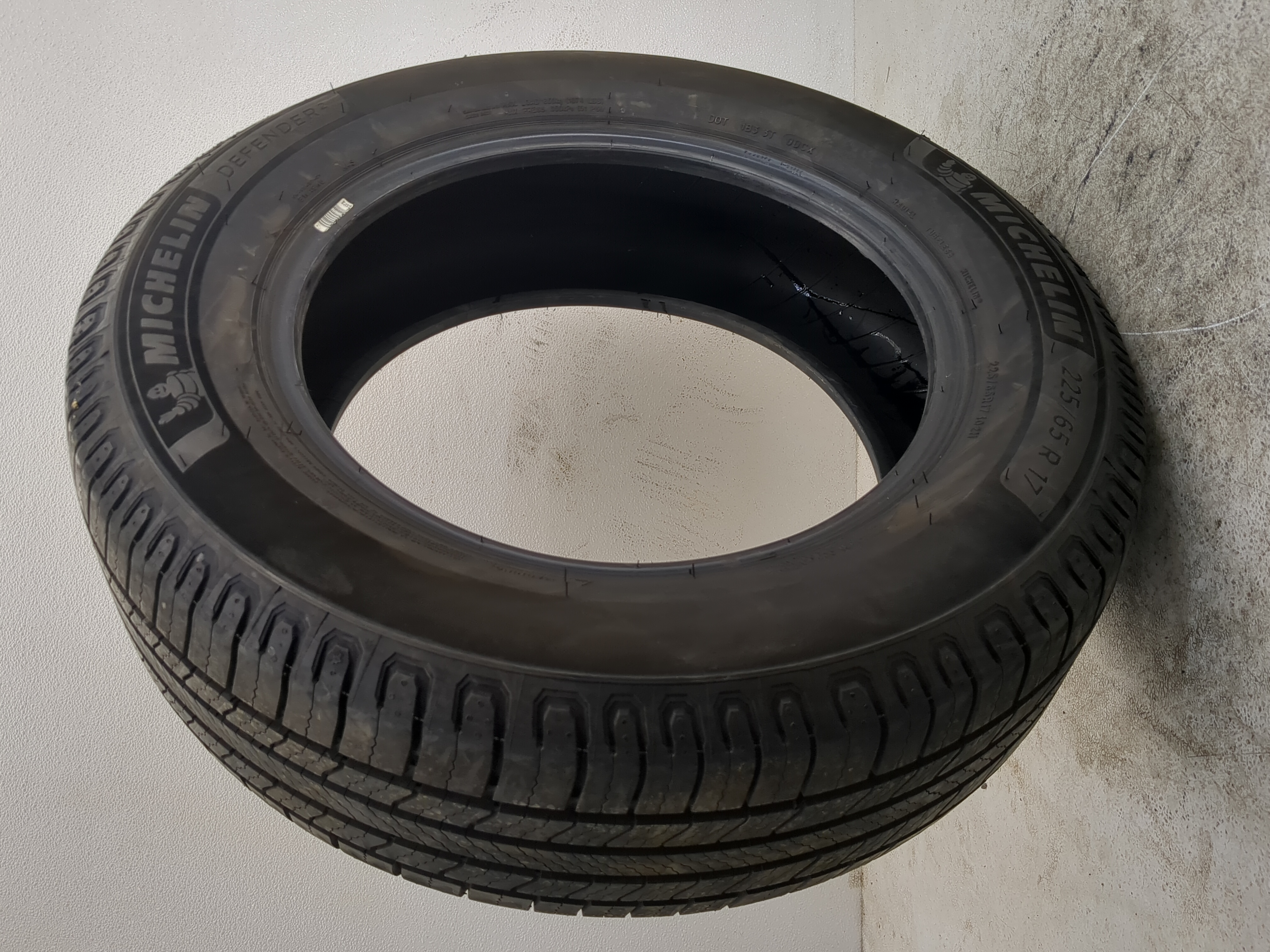 Used Tire 225/65R17 MICHELIN DEFENDER 2 102H - Tread Depth 10/32 - Oemusedautoparts1.com