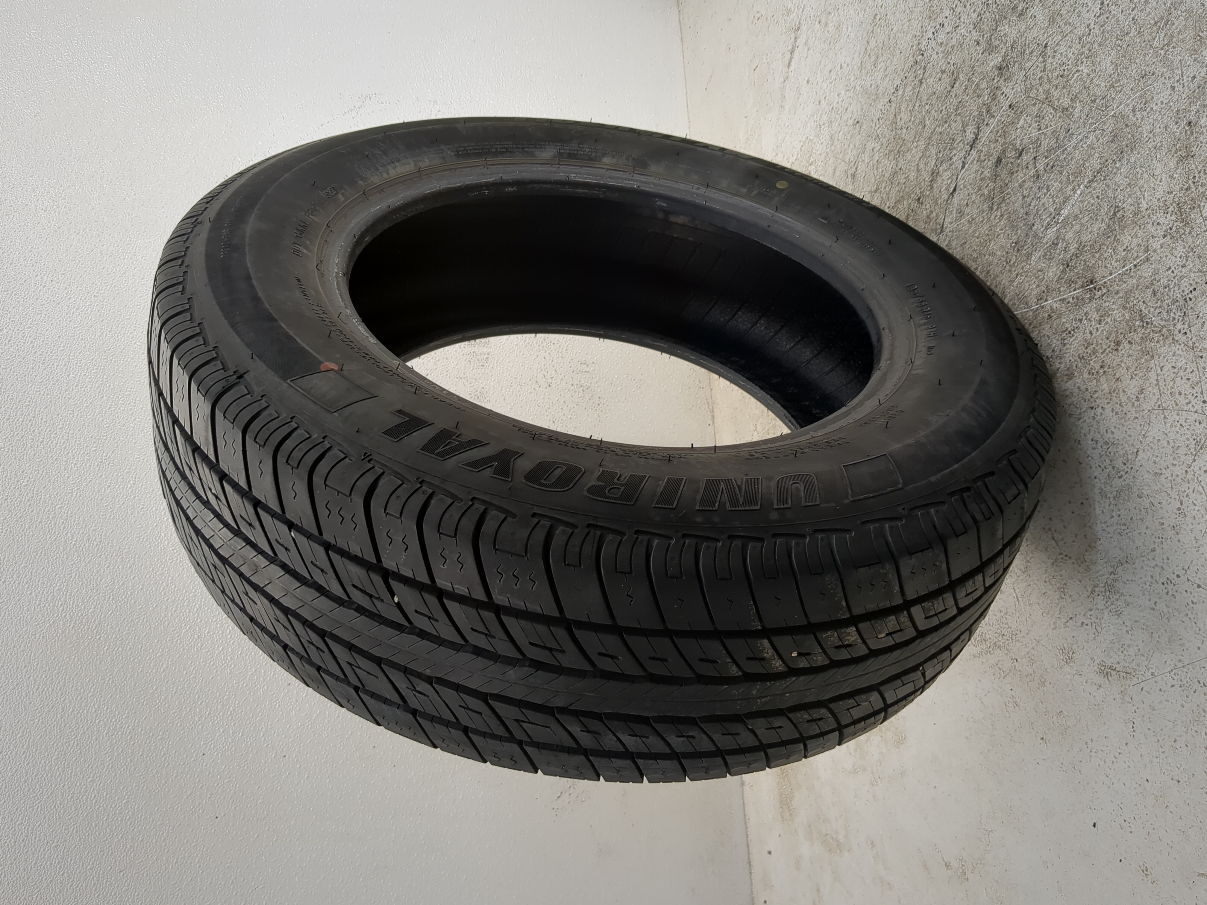 Picture of Used Tire 195/65R15 UNIROYAL TIGER PAW TOURING A/S 91H - Tread Depth 9/32