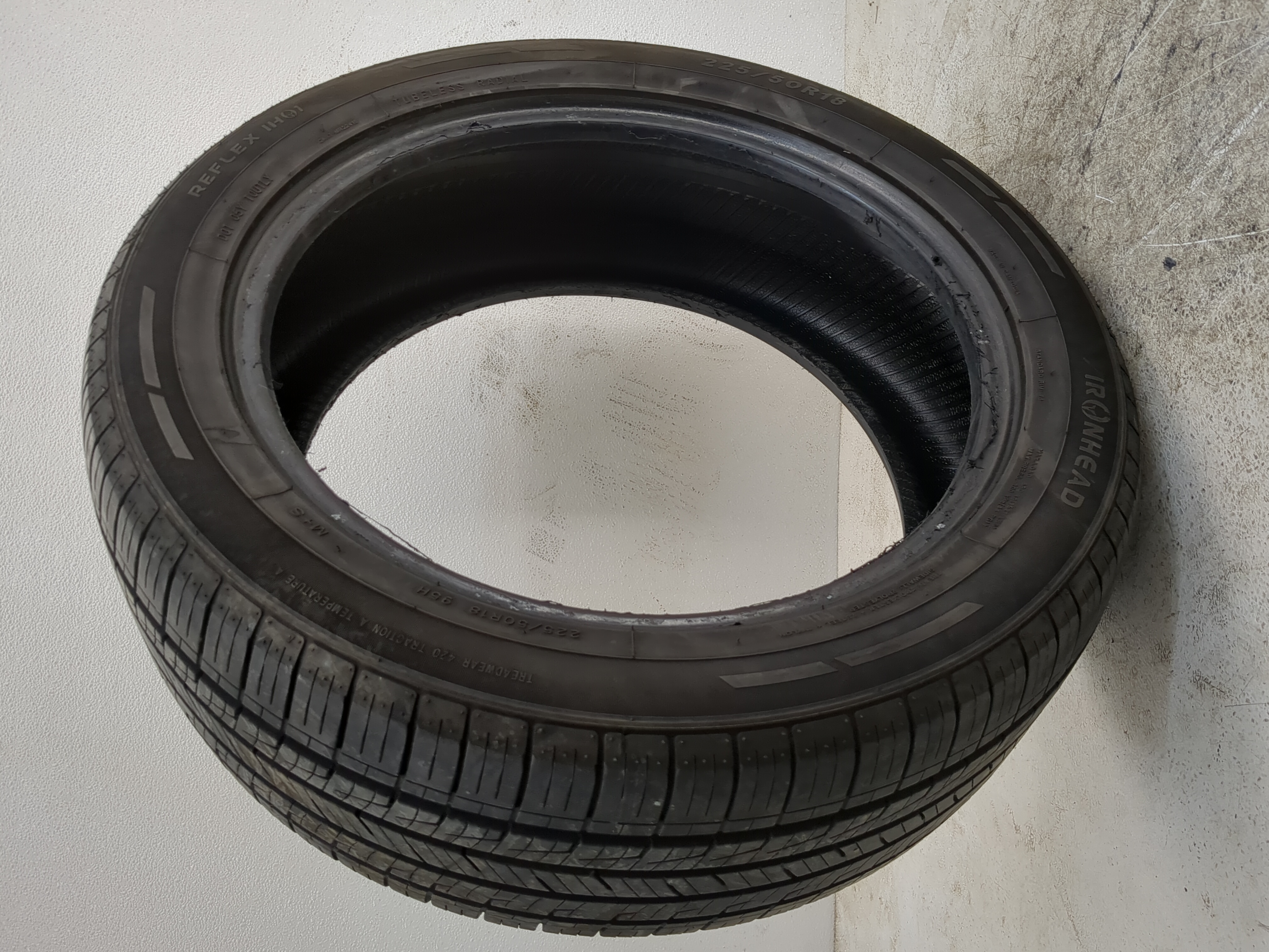 Picture of Used Tire 225/50R18 IRONHEAD REFLEX IHO1 95V - Tread Depth 8/32