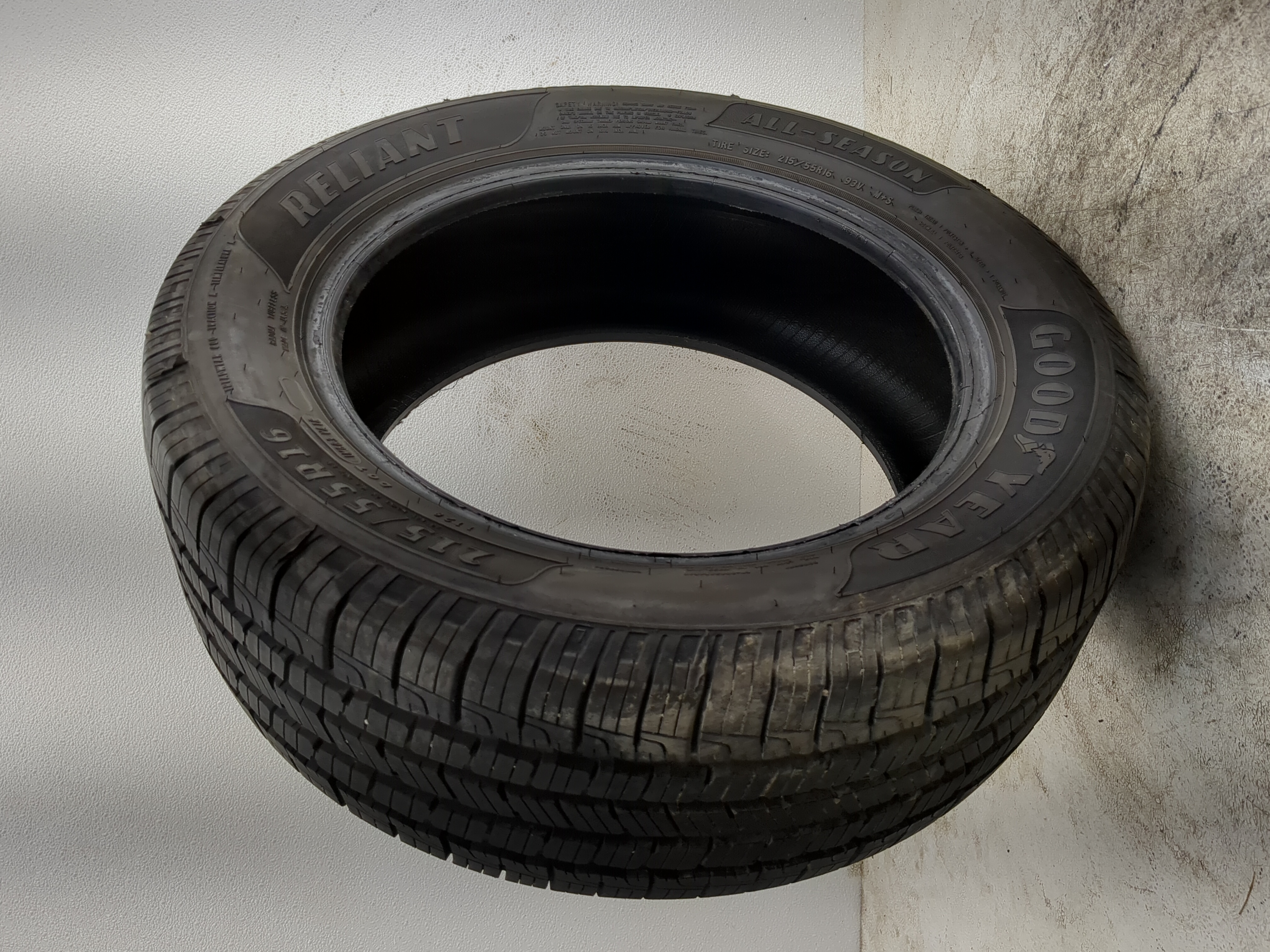 Picture of Used Tire 215/55R16 GOODYEAR RELIANT ALL SEASON 93V - Tread Depth 10/32