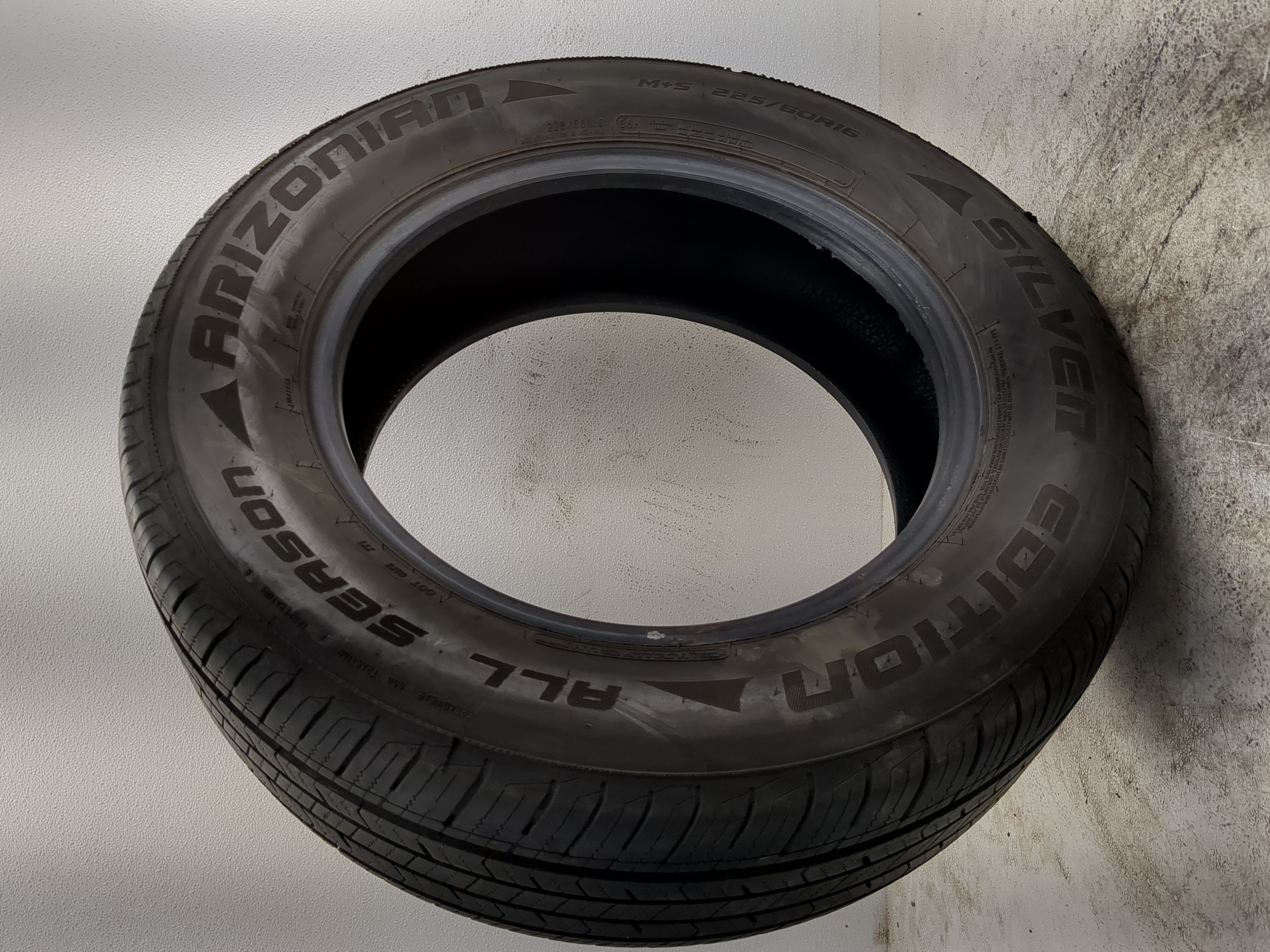 Picture of Used Tire 225/60R16 ARIZONIAN SILVER EDITION ALL SEASON 98H - Tread Depth 9/32